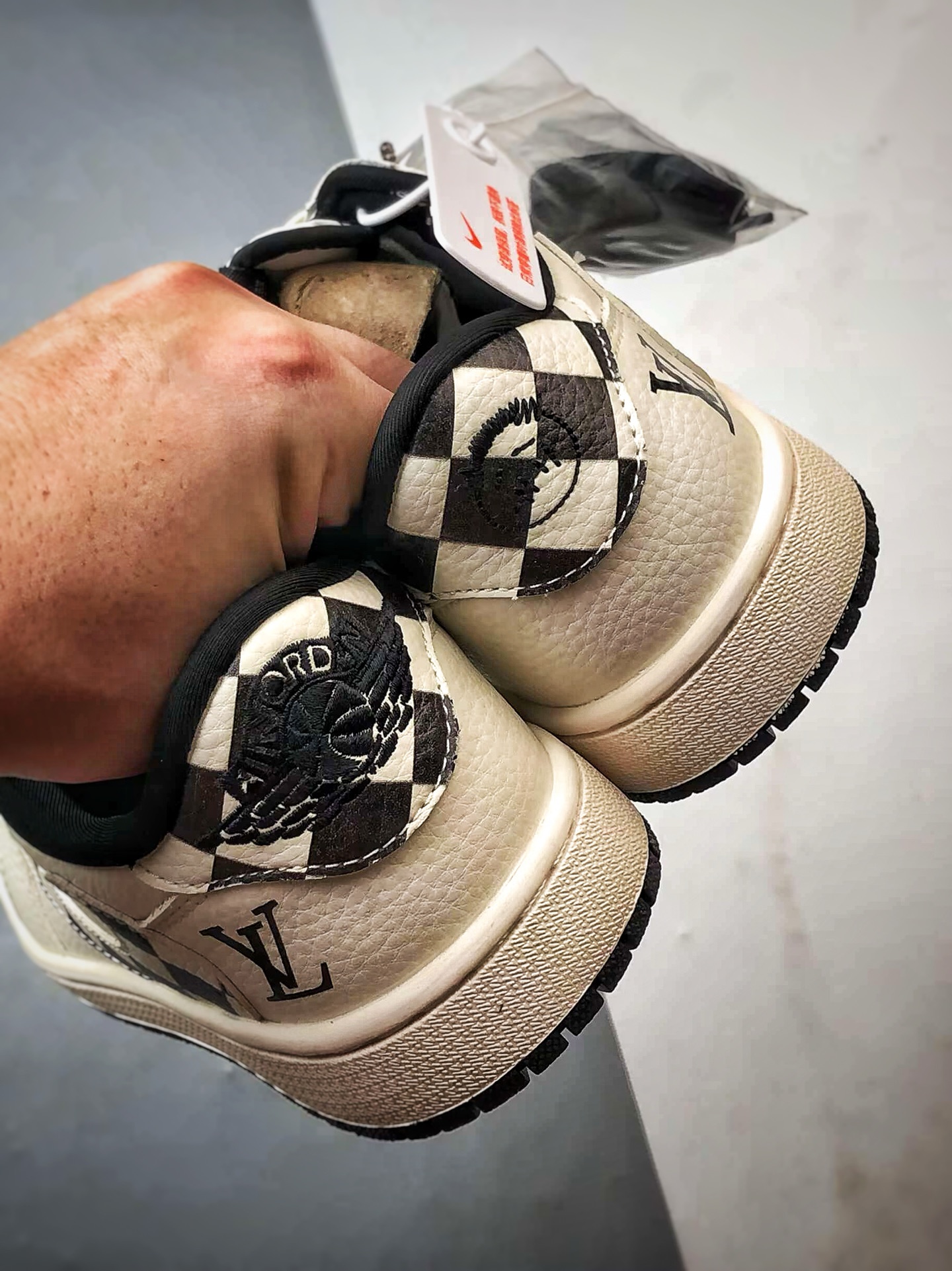 💰P270
Air Jordan 1 Low OG "高端定制"
LV米白黑棋盘格倒钩 大厂纯原工艺
原楦原纸板 原厂头层皮料 铸造最完美鞋型 一眼区别任何市售土肥圆版本 中底 背胶 皮料 清洁度 各方面细节堪称完美
货号:LD2028-040
Size:36 36.5 37.5 38 38.5 39 40 40.5 41 42 42.5 43 44 44.5 45