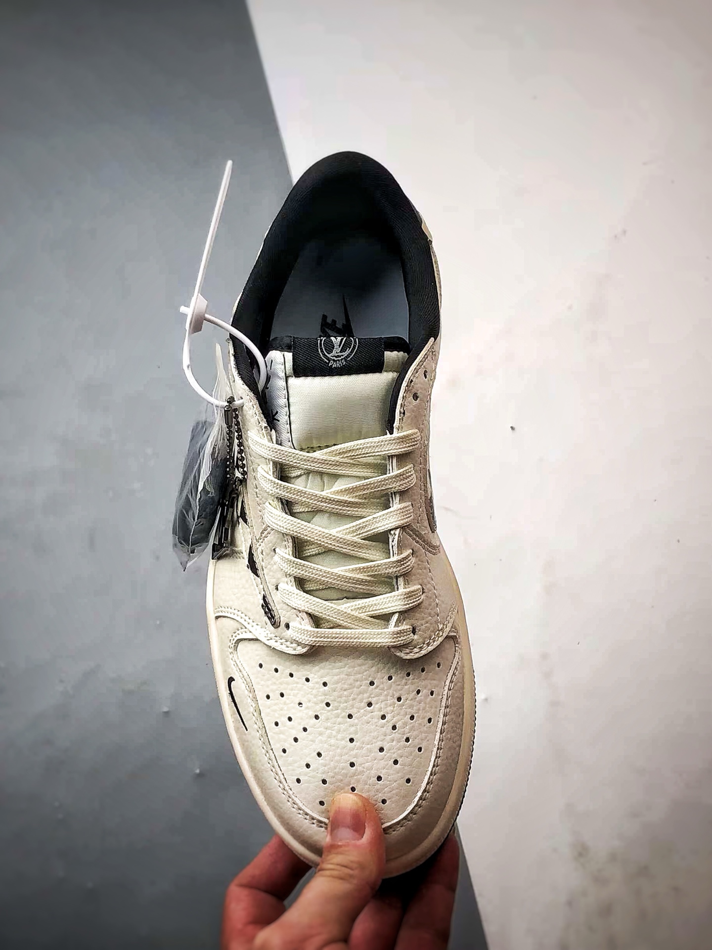 💰P270
Air Jordan 1 Low OG "高端定制"
LV米白黑棋盘格倒钩 大厂纯原工艺
原楦原纸板 原厂头层皮料 铸造最完美鞋型 一眼区别任何市售土肥圆版本 中底 背胶 皮料 清洁度 各方面细节堪称完美
货号:LD2028-040
Size:36 36.5 37.5 38 38.5 39 40 40.5 41 42 42.5 43 44 44.5 45