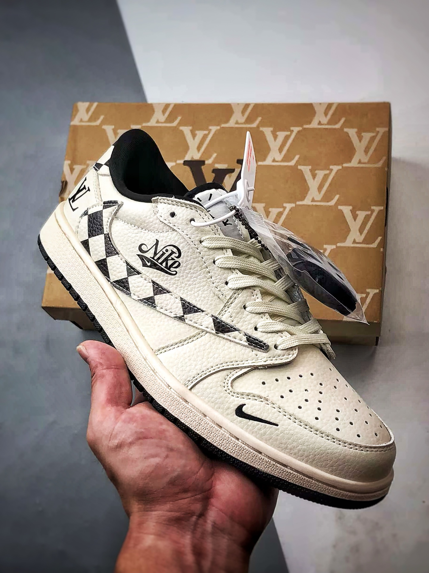 💰P270
Air Jordan 1 Low OG "高端定制"
LV米白黑棋盘格倒钩 大厂纯原工艺
原楦原纸板 原厂头层皮料 铸造最完美鞋型 一眼区别任何市售土肥圆版本 中底 背胶 皮料 清洁度 各方面细节堪称完美
货号:LD2028-040
Size:36 36.5 37.5 38 38.5 39 40 40.5 41 42 42.5 43 44 44.5 45