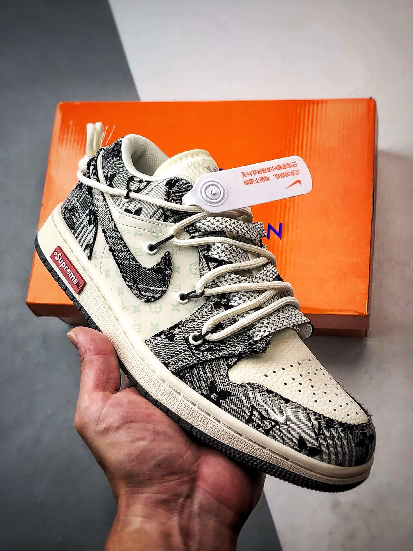 💰P290
Air Jordan 1 Low OG "高端定制"
LV白灰黑印花牛仔解构 大厂纯原工艺
原楦原纸板 原厂头层皮料 铸造最完美鞋型 一眼区别任何市售土肥圆版本 中底 背胶 皮料 清洁度 各方面细节堪称完美
货号:YX5066-372
Size:36 36.5 37.5 38 38.5 39 40 40.5 41 42 42.5 43 44 44.5 45