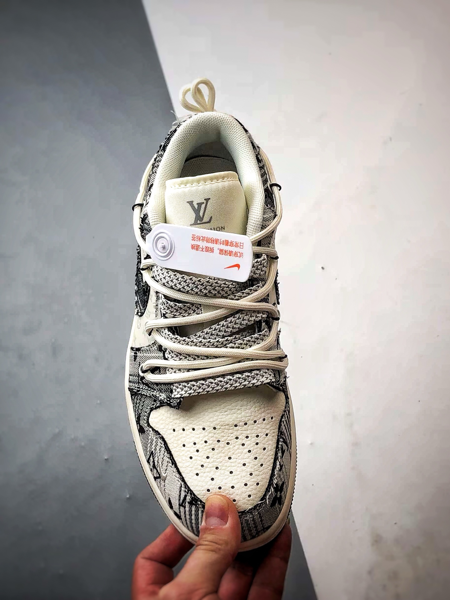 💰P290
Air Jordan 1 Low OG "高端定制"
LV白灰黑印花牛仔解构 大厂纯原工艺
原楦原纸板 原厂头层皮料 铸造最完美鞋型 一眼区别任何市售土肥圆版本 中底 背胶 皮料 清洁度 各方面细节堪称完美
货号:YX5066-372
Size:36 36.5 37.5 38 38.5 39 40 40.5 41 42 42.5 43 44 44.5 45
