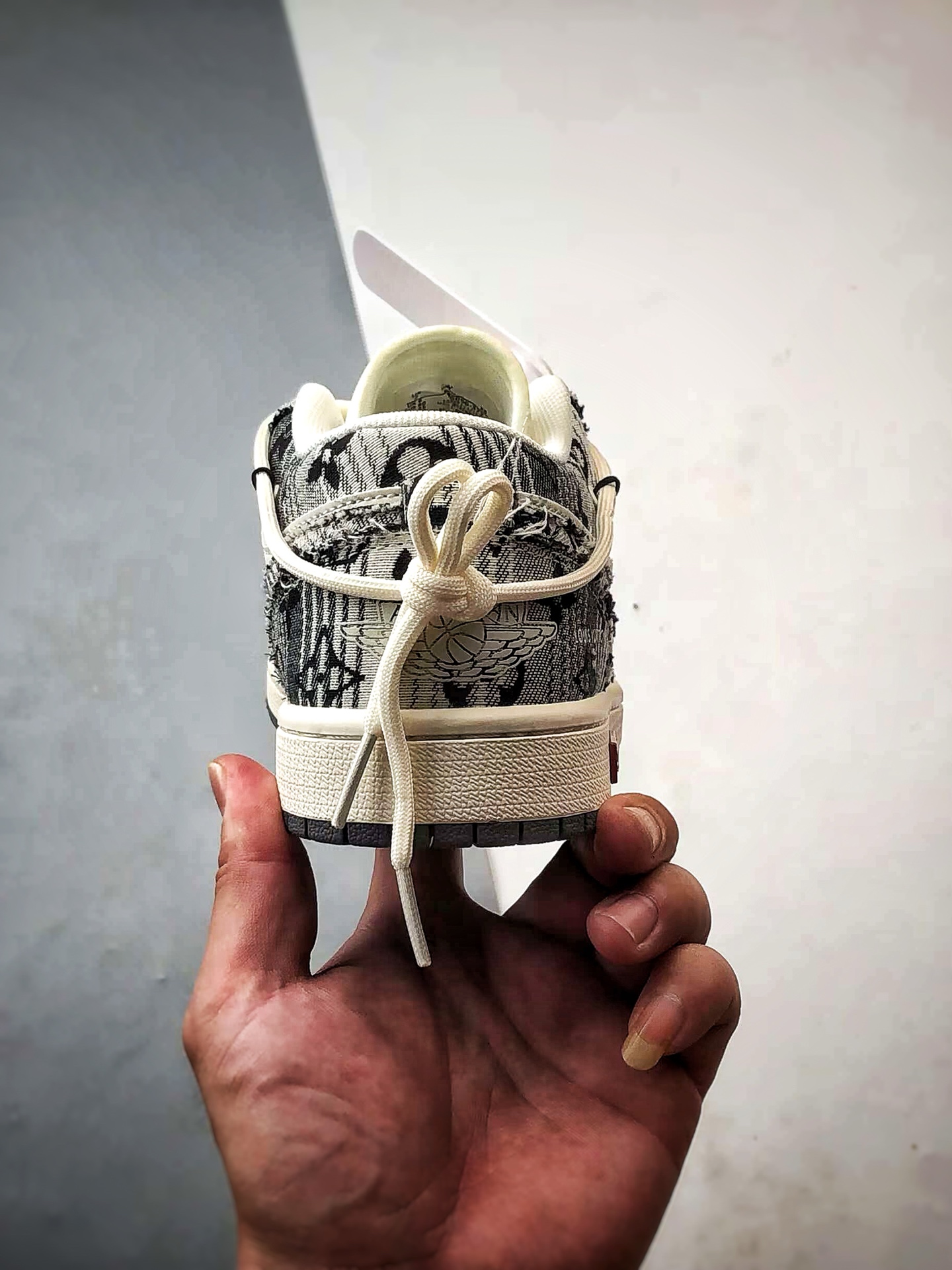 💰P290
Air Jordan 1 Low OG "高端定制"
LV白灰黑印花牛仔解构 大厂纯原工艺
原楦原纸板 原厂头层皮料 铸造最完美鞋型 一眼区别任何市售土肥圆版本 中底 背胶 皮料 清洁度 各方面细节堪称完美
货号:YX5066-372
Size:36 36.5 37.5 38 38.5 39 40 40.5 41 42 42.5 43 44 44.5 45