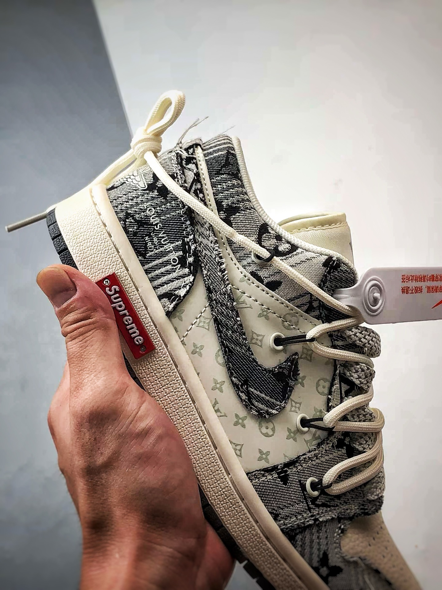 💰P290
Air Jordan 1 Low OG "高端定制"
LV白灰黑印花牛仔解构 大厂纯原工艺
原楦原纸板 原厂头层皮料 铸造最完美鞋型 一眼区别任何市售土肥圆版本 中底 背胶 皮料 清洁度 各方面细节堪称完美
货号:YX5066-372
Size:36 36.5 37.5 38 38.5 39 40 40.5 41 42 42.5 43 44 44.5 45