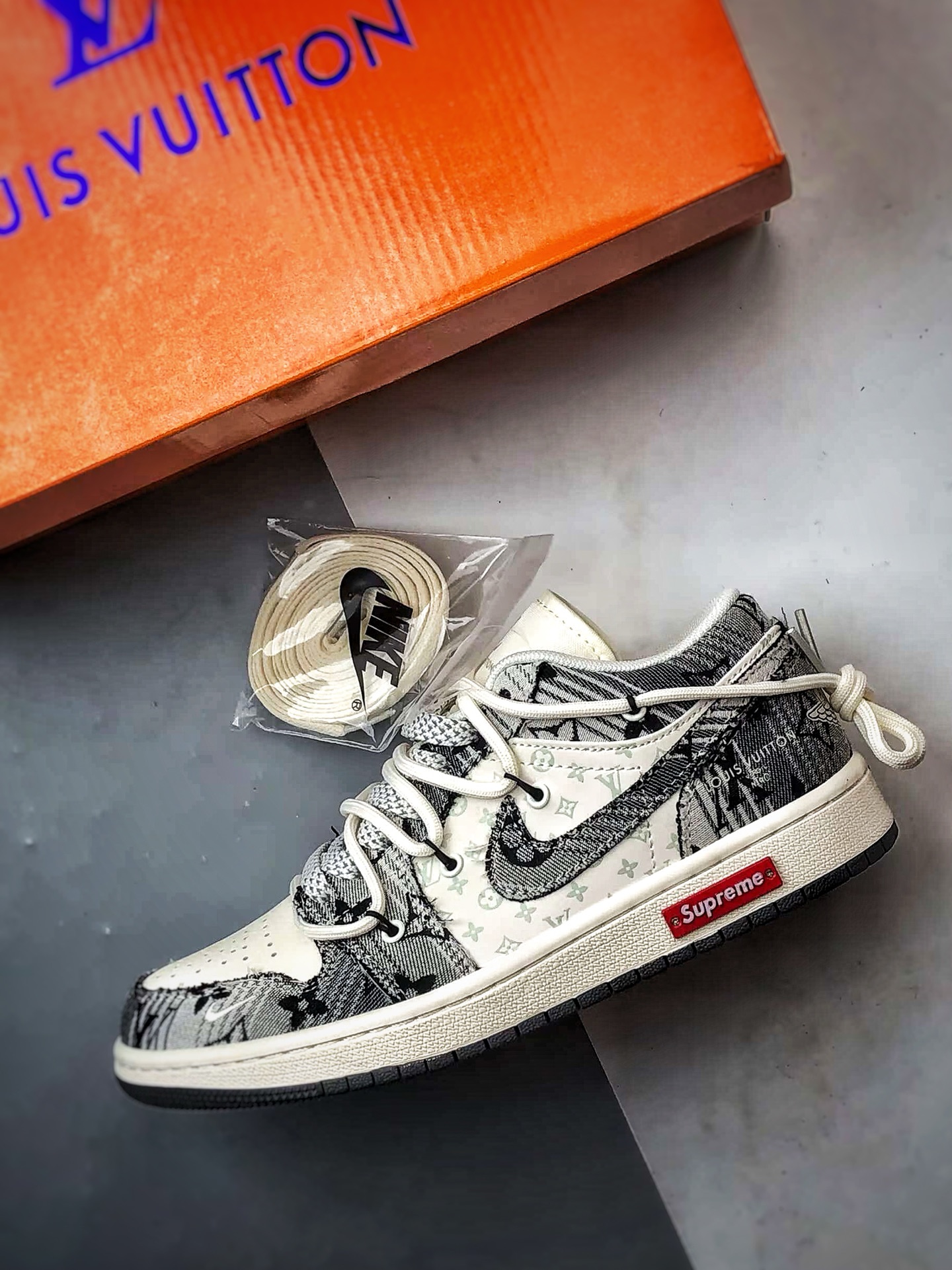 💰P290
Air Jordan 1 Low OG "高端定制"
LV白灰黑印花牛仔解构 大厂纯原工艺
原楦原纸板 原厂头层皮料 铸造最完美鞋型 一眼区别任何市售土肥圆版本 中底 背胶 皮料 清洁度 各方面细节堪称完美
货号:YX5066-372
Size:36 36.5 37.5 38 38.5 39 40 40.5 41 42 42.5 43 44 44.5 45