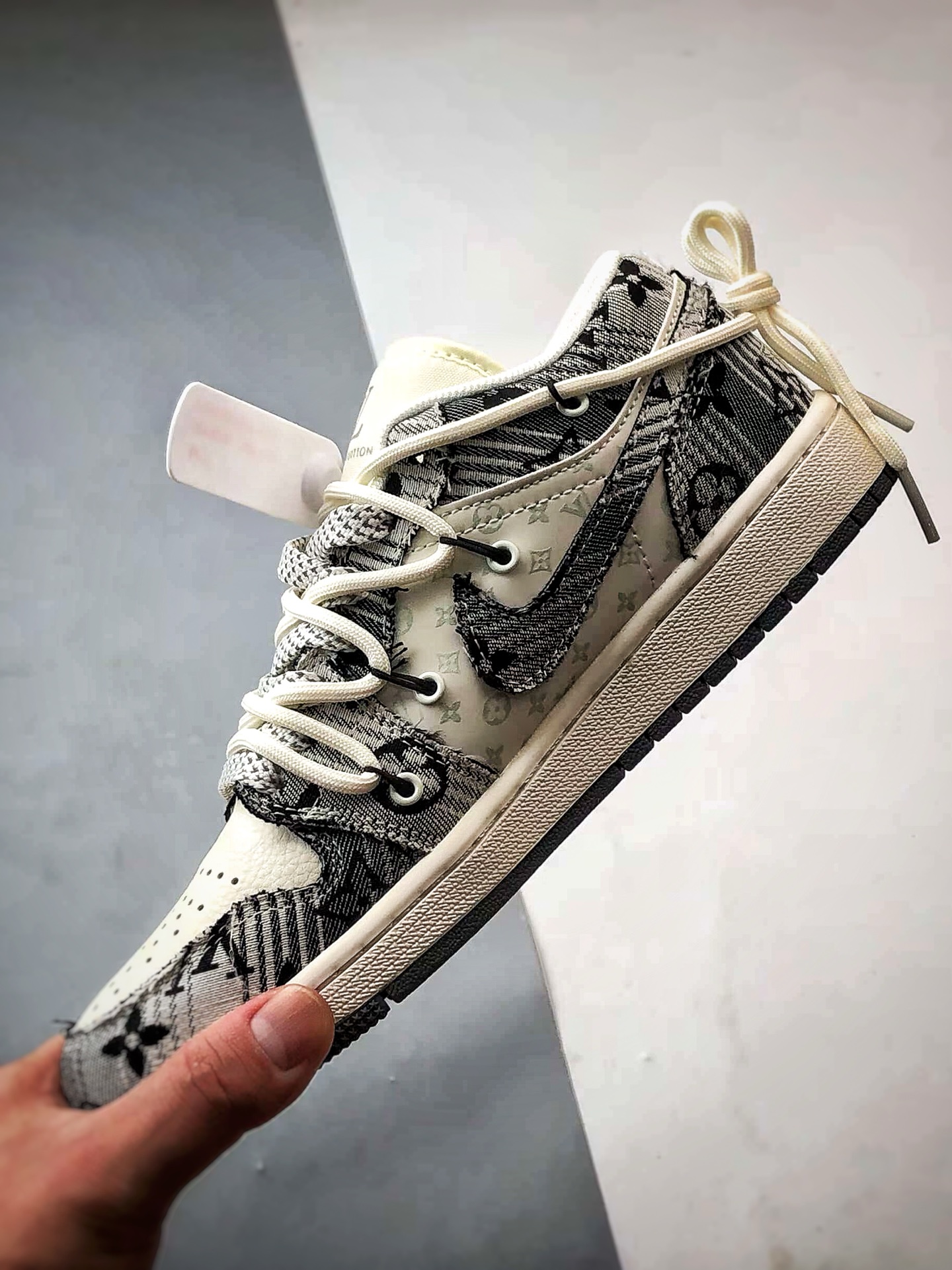 💰P290
Air Jordan 1 Low OG "高端定制"
LV白灰黑印花牛仔解构 大厂纯原工艺
原楦原纸板 原厂头层皮料 铸造最完美鞋型 一眼区别任何市售土肥圆版本 中底 背胶 皮料 清洁度 各方面细节堪称完美
货号:YX5066-372
Size:36 36.5 37.5 38 38.5 39 40 40.5 41 42 42.5 43 44 44.5 45