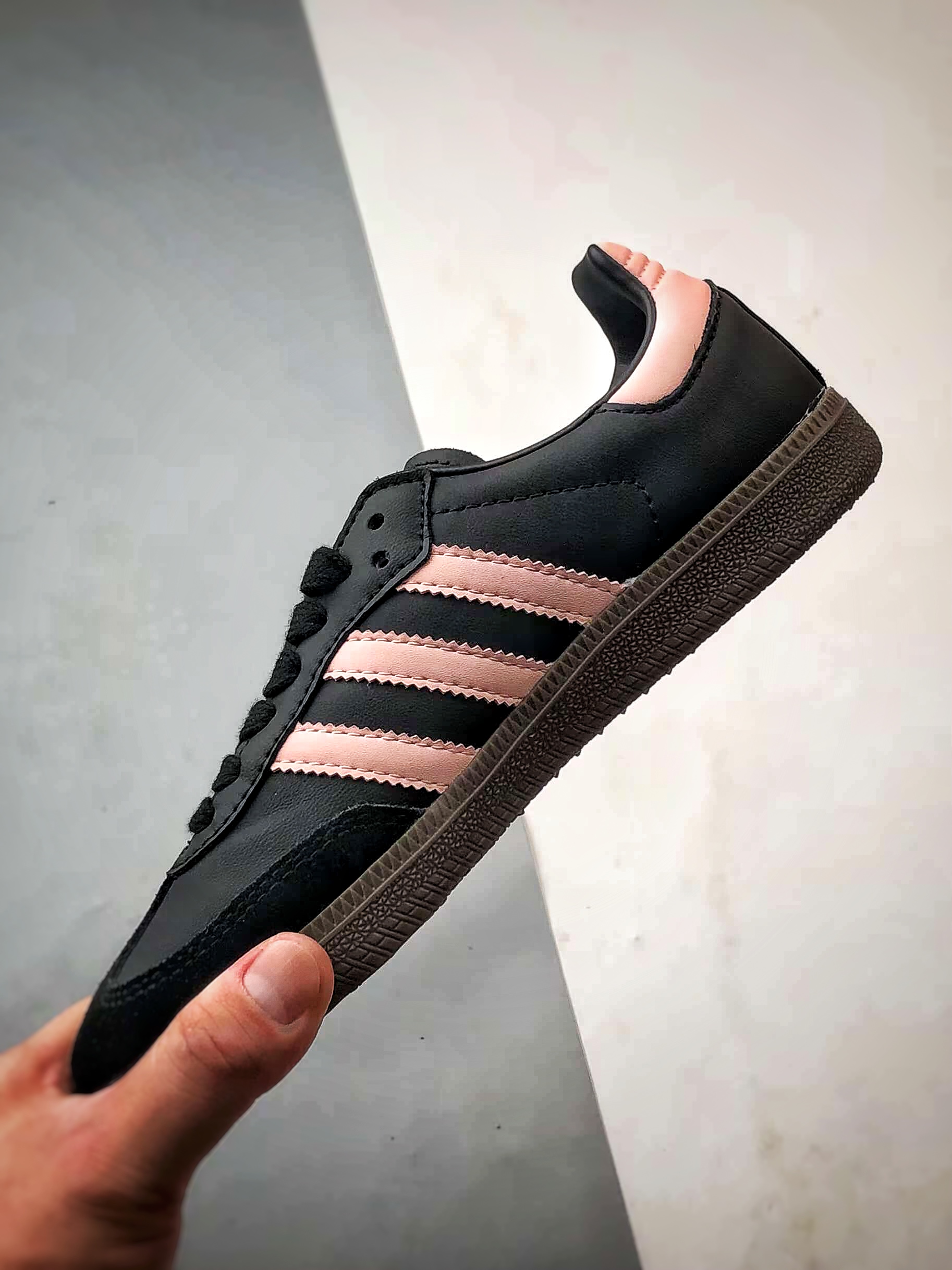 Hello Kitty x AD Originals Samba OG 黑粉 凯蒂猫联名桑巴训练鞋 B75807-莆田鞋,莆田鞋货源,高仿鞋,高仿鞋货源,安福档口,莆田高仿鞋,莆田鞋批发,高仿鞋批发,莆田高仿运动鞋,高仿运动鞋,莆田运动鞋 Hello Kitty x AD Originals Samba OG 黑粉 凯蒂猫联名桑巴训练鞋 B75807