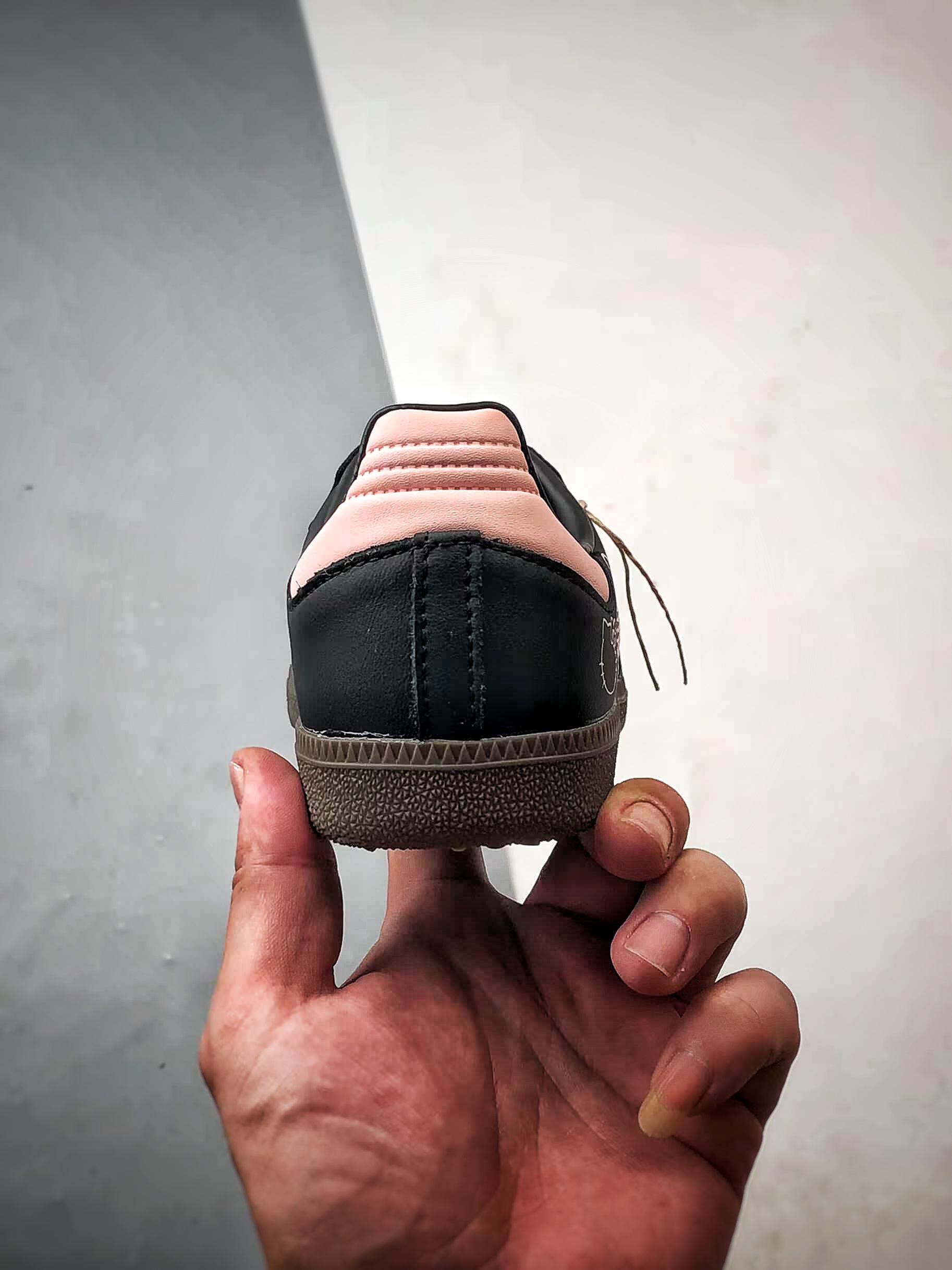 Hello Kitty x AD Originals Samba OG 黑粉 凯蒂猫联名桑巴训练鞋 B75807-莆田鞋,莆田鞋货源,高仿鞋,高仿鞋货源,安福档口,莆田高仿鞋,莆田鞋批发,高仿鞋批发,莆田高仿运动鞋,高仿运动鞋,莆田运动鞋 Hello Kitty x AD Originals Samba OG 黑粉 凯蒂猫联名桑巴训练鞋 B75807