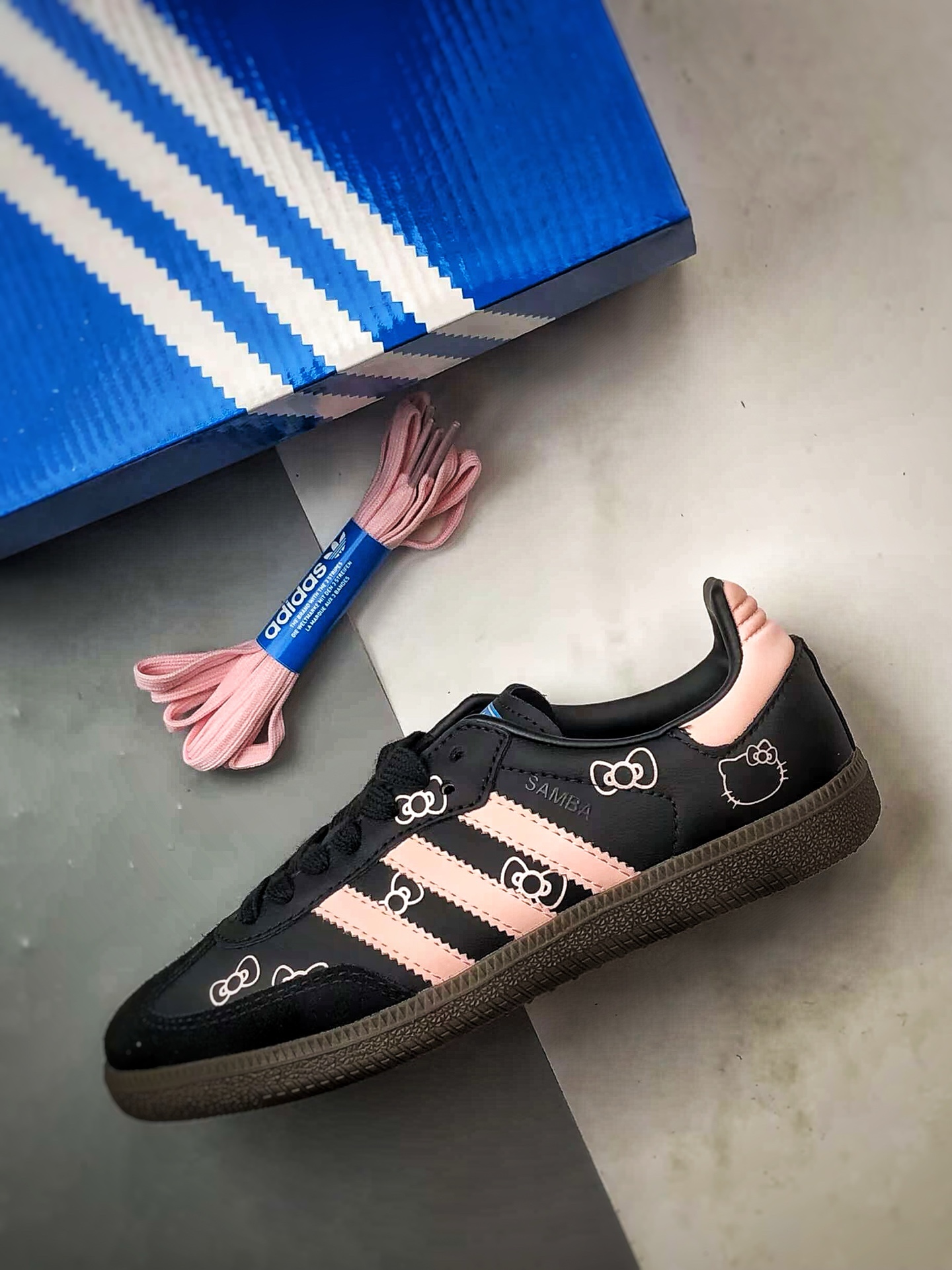 Hello Kitty x AD Originals Samba OG 黑粉 凯蒂猫联名桑巴训练鞋 B75807-莆田鞋,莆田鞋货源,高仿鞋,高仿鞋货源,安福档口,莆田高仿鞋,莆田鞋批发,高仿鞋批发,莆田高仿运动鞋,高仿运动鞋,莆田运动鞋 Hello Kitty x AD Originals Samba OG 黑粉 凯蒂猫联名桑巴训练鞋 B75807