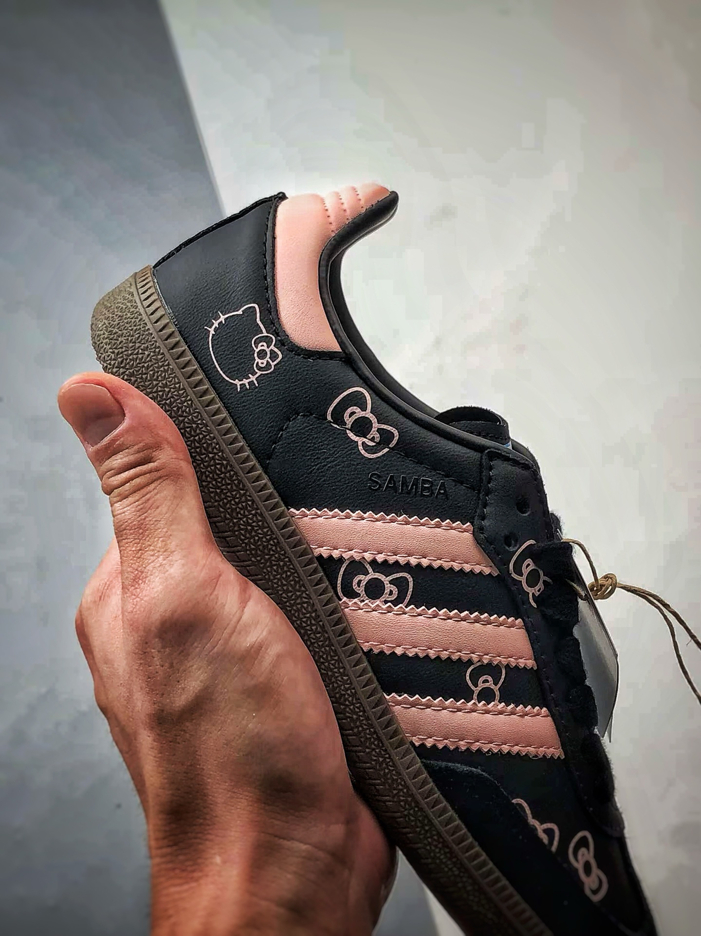 Hello Kitty x AD Originals Samba OG 黑粉 凯蒂猫联名桑巴训练鞋 B75807-莆田鞋,莆田鞋货源,高仿鞋,高仿鞋货源,安福档口,莆田高仿鞋,莆田鞋批发,高仿鞋批发,莆田高仿运动鞋,高仿运动鞋,莆田运动鞋 Hello Kitty x AD Originals Samba OG 黑粉 凯蒂猫联名桑巴训练鞋 B75807