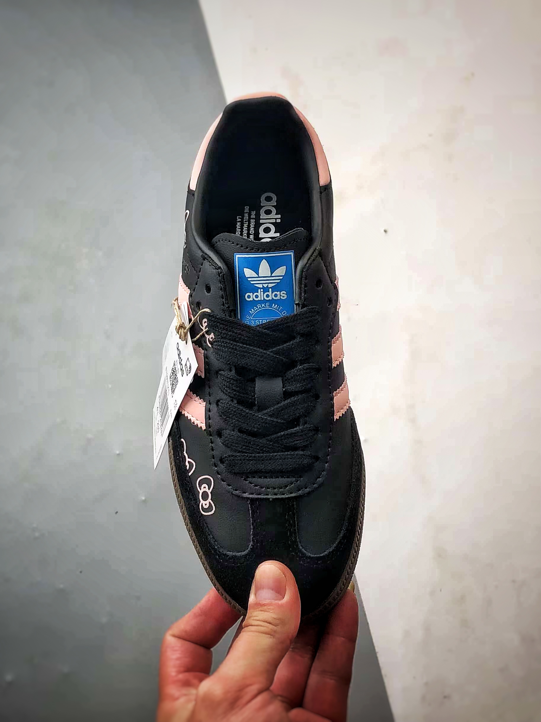 Hello Kitty x AD Originals Samba OG 黑粉 凯蒂猫联名桑巴训练鞋 B75807-莆田鞋,莆田鞋货源,高仿鞋,高仿鞋货源,安福档口,莆田高仿鞋,莆田鞋批发,高仿鞋批发,莆田高仿运动鞋,高仿运动鞋,莆田运动鞋 Hello Kitty x AD Originals Samba OG 黑粉 凯蒂猫联名桑巴训练鞋 B75807