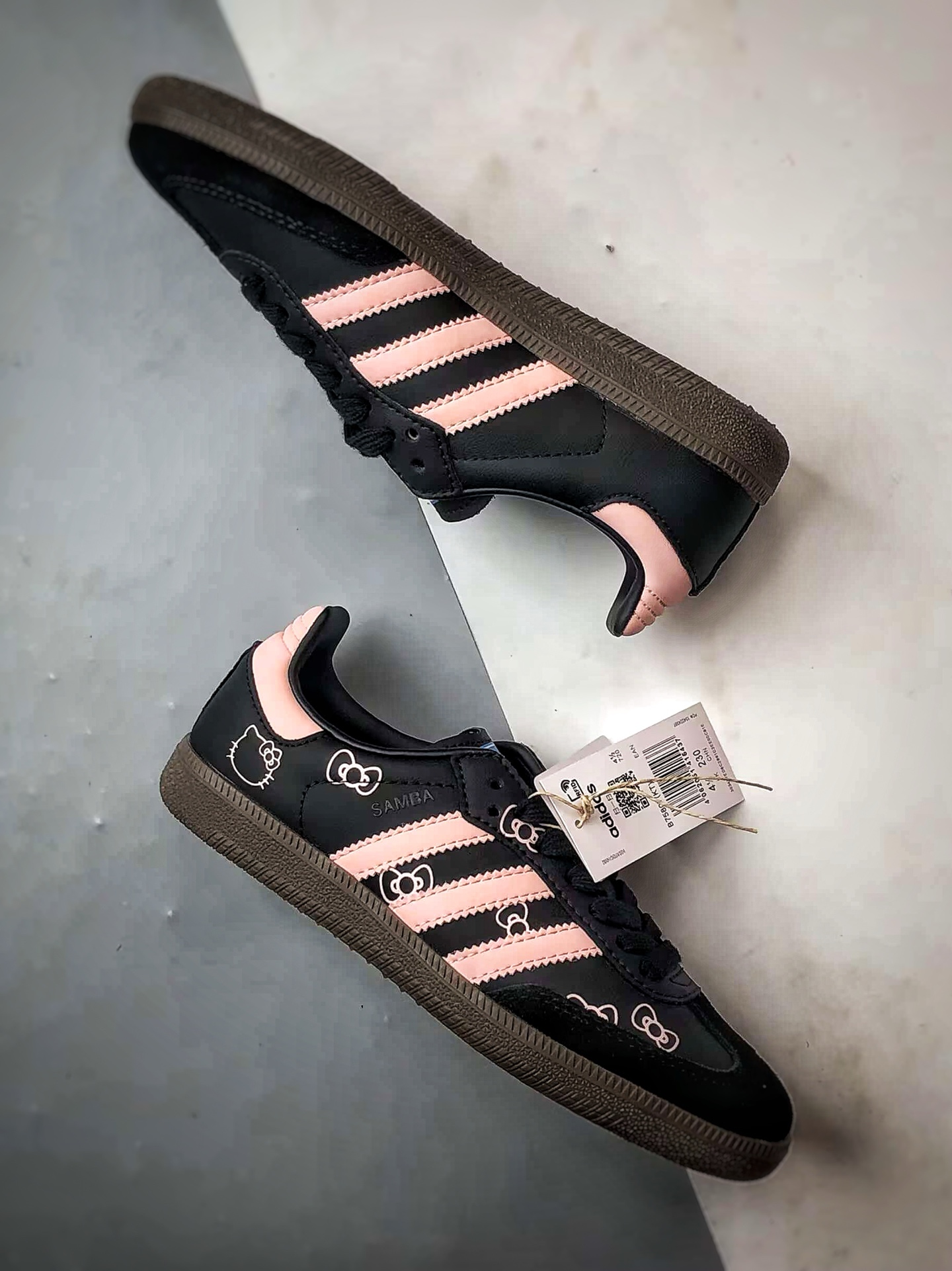 Hello Kitty x AD Originals Samba OG 黑粉 凯蒂猫联名桑巴训练鞋 B75807-莆田鞋,莆田鞋货源,高仿鞋,高仿鞋货源,安福档口,莆田高仿鞋,莆田鞋批发,高仿鞋批发,莆田高仿运动鞋,高仿运动鞋,莆田运动鞋 Hello Kitty x AD Originals Samba OG 黑粉 凯蒂猫联名桑巴训练鞋 B75807