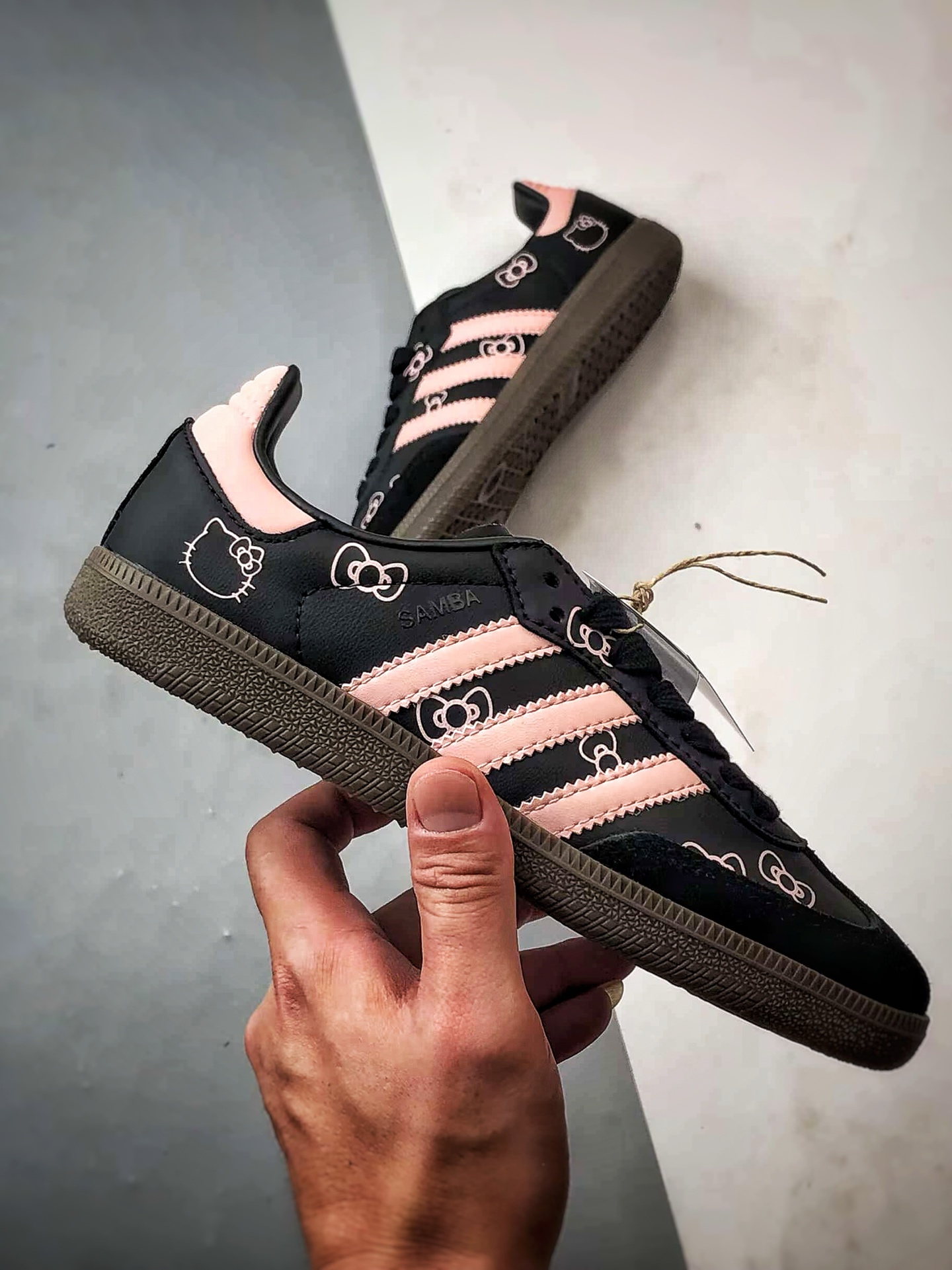 Hello Kitty x AD Originals Samba OG 黑粉 凯蒂猫联名桑巴训练鞋 B75807-莆田鞋,莆田鞋货源,高仿鞋,高仿鞋货源,安福档口,莆田高仿鞋,莆田鞋批发,高仿鞋批发,莆田高仿运动鞋,高仿运动鞋,莆田运动鞋 Hello Kitty x AD Originals Samba OG 黑粉 凯蒂猫联名桑巴训练鞋 B75807
