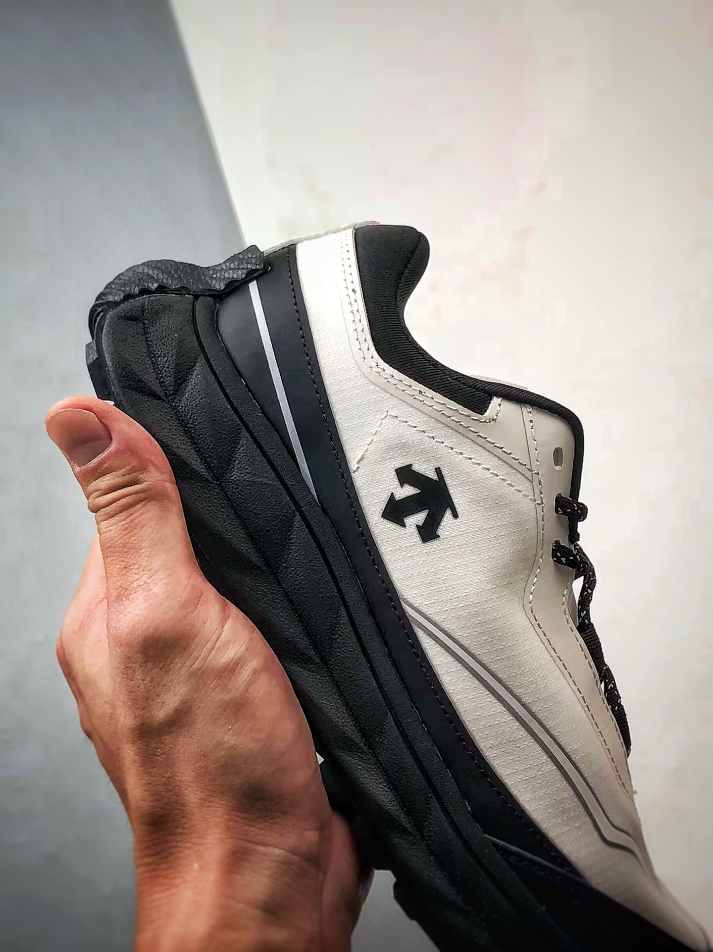 Descente Terrain D 白黑 舒适百搭低帮生活休闲鞋-莆田鞋,莆田鞋货源,高仿鞋,高仿鞋货源,安福档口,莆田高仿鞋,莆田鞋批发,高仿鞋批发,莆田高仿运动鞋,高仿运动鞋,莆田运动鞋 Descente Terrain D 白黑 舒适百搭低帮生活休闲鞋