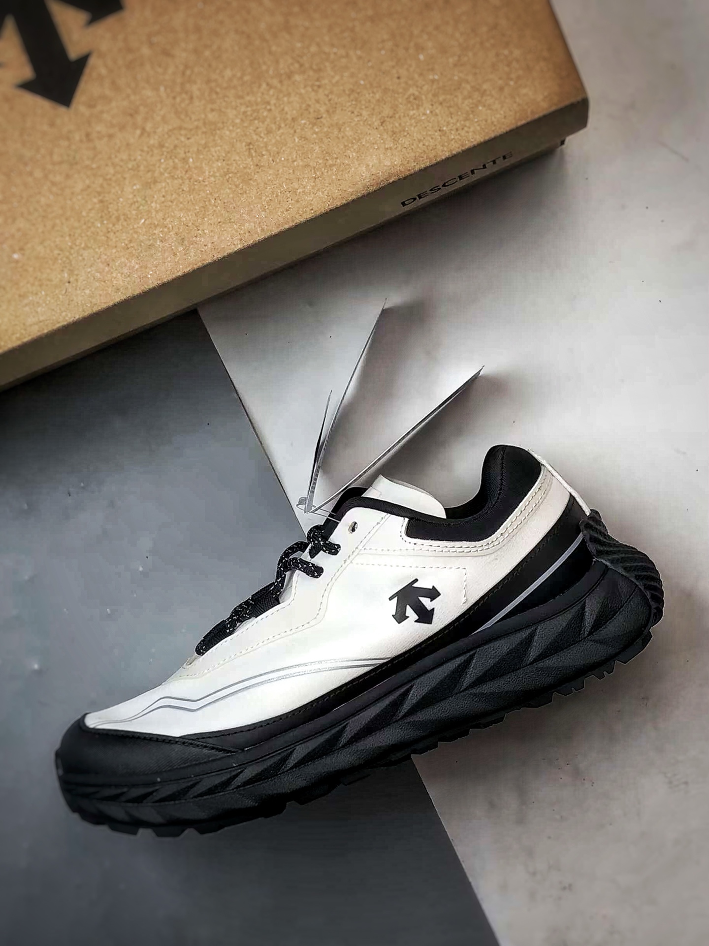 Descente Terrain D 白黑 舒适百搭低帮生活休闲鞋-莆田鞋,莆田鞋货源,高仿鞋,高仿鞋货源,安福档口,莆田高仿鞋,莆田鞋批发,高仿鞋批发,莆田高仿运动鞋,高仿运动鞋,莆田运动鞋 Descente Terrain D 白黑 舒适百搭低帮生活休闲鞋