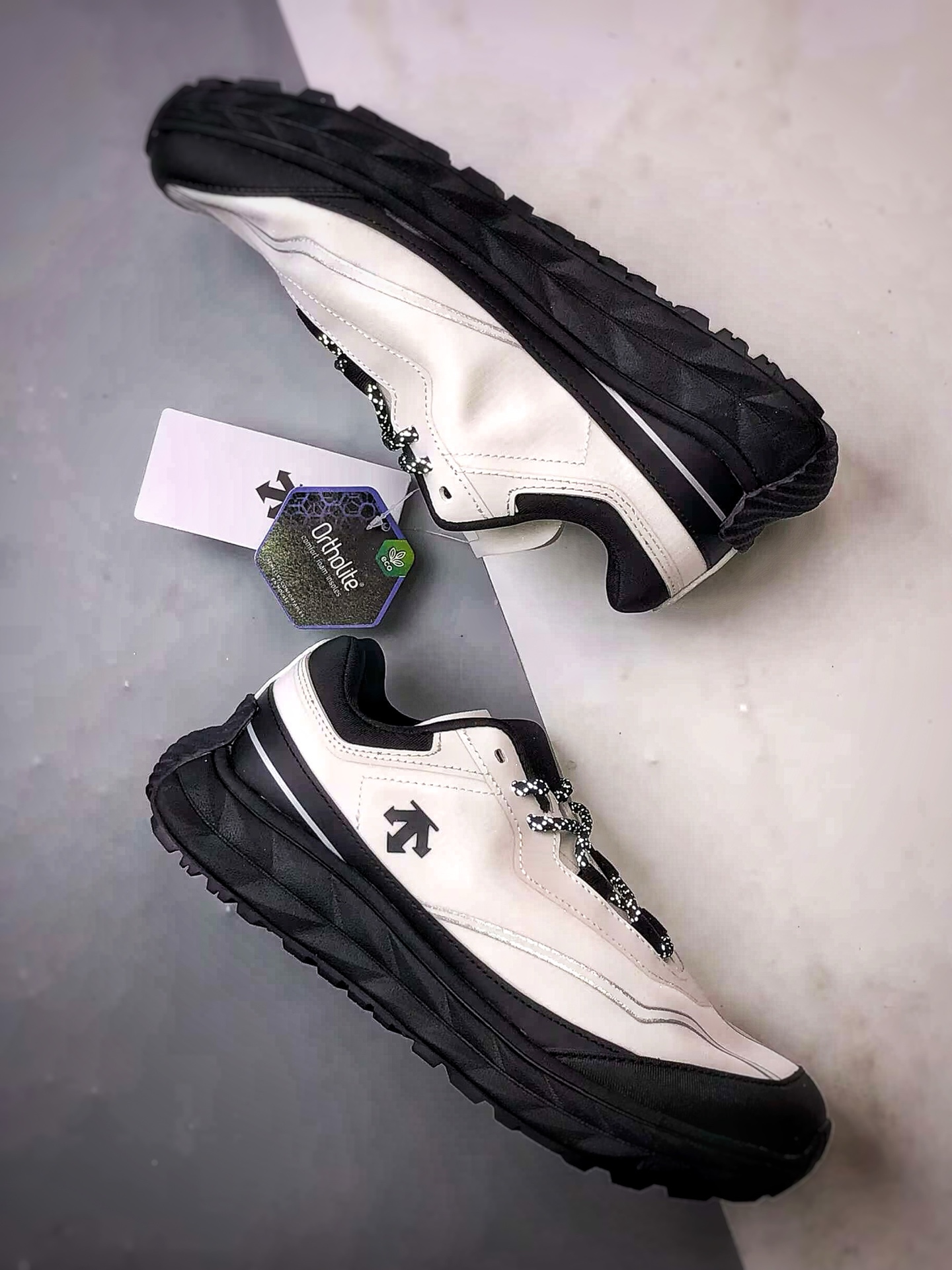 Descente Terrain D 白黑 舒适百搭低帮生活休闲鞋-莆田鞋,莆田鞋货源,高仿鞋,高仿鞋货源,安福档口,莆田高仿鞋,莆田鞋批发,高仿鞋批发,莆田高仿运动鞋,高仿运动鞋,莆田运动鞋 Descente Terrain D 白黑 舒适百搭低帮生活休闲鞋