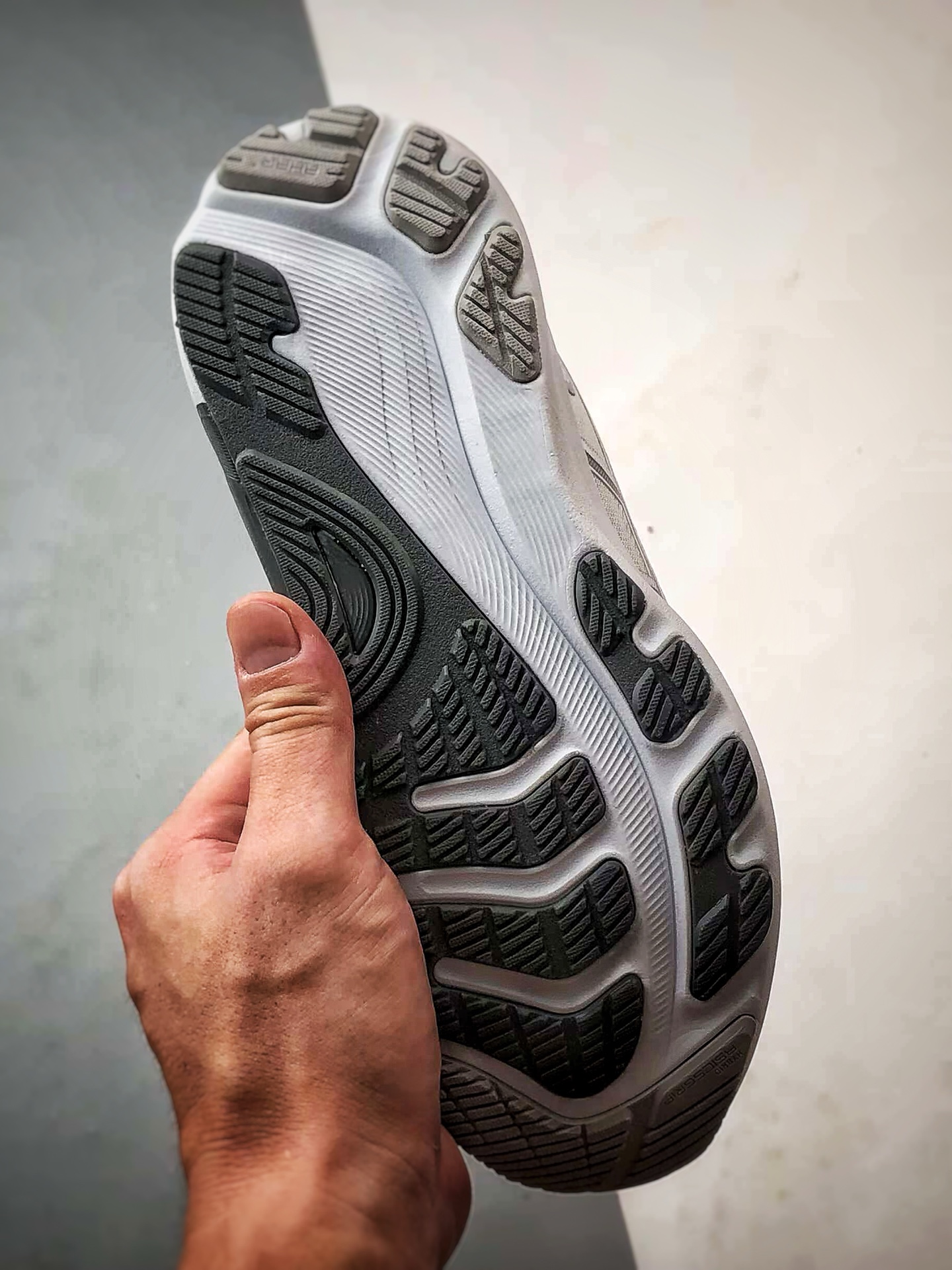 Asics Gel-Kayano 32 灰色 卡亚诺32代有氧轻量运动慢跑鞋 1012B838-020 尺码：36 37 37.5 38 39.5 40 40.5 41.5 42 42.5 43.5 44 45