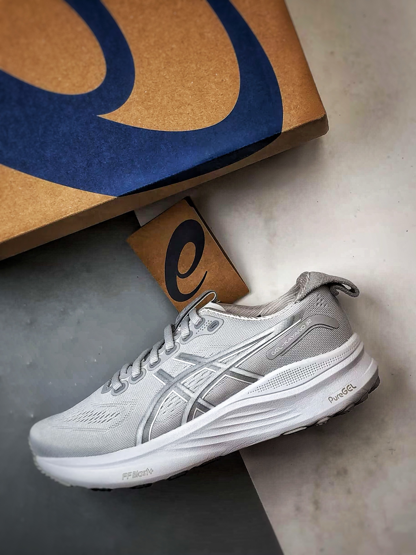 Asics Gel-Kayano 32 灰色 卡亚诺32代有氧轻量运动慢跑鞋 1012B838-020 尺码：36 37 37.5 38 39.5 40 40.5 41.5 42 42.5 43.5 44 45