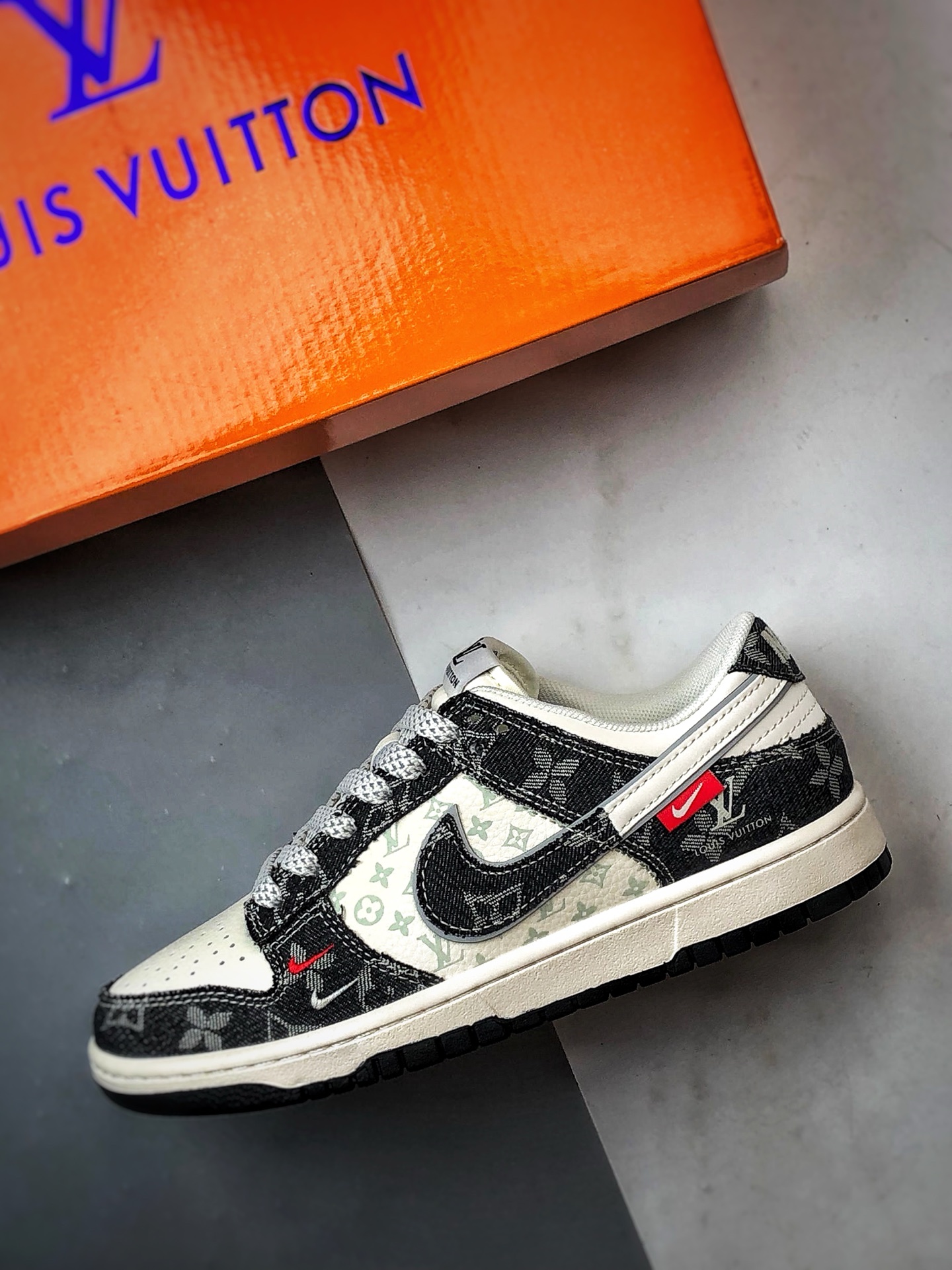 NK Dunk Low Retro ”DIY高端定制” LV牛仔黑白拼接钩 低帮休闲运动板鞋 YX5066-378-莆田鞋,莆田鞋货源,高仿鞋,高仿鞋货源,安福档口,莆田高仿鞋,莆田鞋批发,高仿鞋批发,莆田高仿运动鞋,高仿运动鞋,莆田运动鞋 NK Dunk Low Retro ”DIY高端定制” LV牛仔黑白拼接钩 低帮休闲运动板鞋 YX5066-378