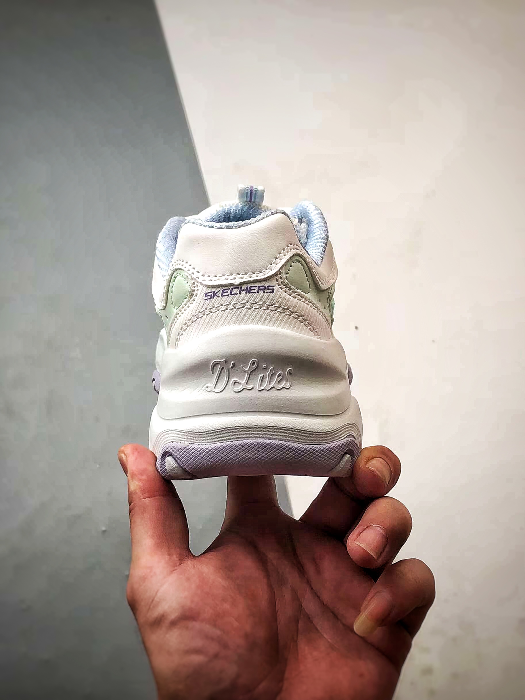 💰200 LY直供 新毒GET版本
【斯凯奇】Skechers/斯凯奇 D'Lites 清新紫绿
糯米熊复古舒适休闲老爹鞋
以90年代复古跑鞋为灵感，厚底轮廓+流畅线条，搭配撞色拼接设计。复古与科技碰撞，舒适与潮流并存。独家轻量缓震中底，搭配记忆棉鞋垫，踩云般柔软体验。网面材质透气不闷脚。🔥明星同款，人气爆款。
货号：150524-WMLT
尺码：35.5 36 36.5 37 37.5 38 38.5 39