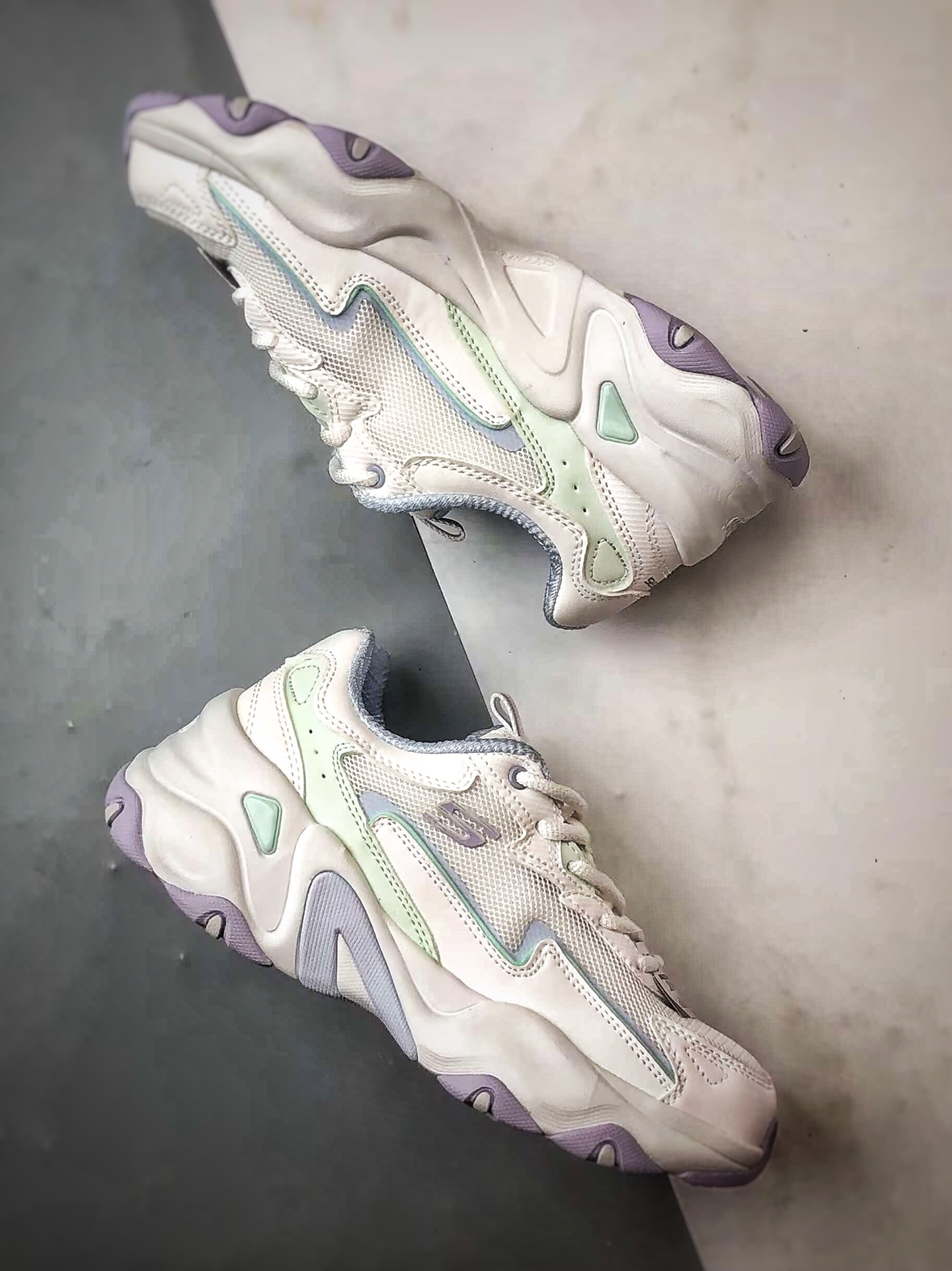 💰200 LY直供 新毒GET版本
【斯凯奇】Skechers/斯凯奇 D'Lites 清新紫绿
糯米熊复古舒适休闲老爹鞋
以90年代复古跑鞋为灵感，厚底轮廓+流畅线条，搭配撞色拼接设计。复古与科技碰撞，舒适与潮流并存。独家轻量缓震中底，搭配记忆棉鞋垫，踩云般柔软体验。网面材质透气不闷脚。🔥明星同款，人气爆款。
货号：150524-WMLT
尺码：35.5 36 36.5 37 37.5 38 38.5 39