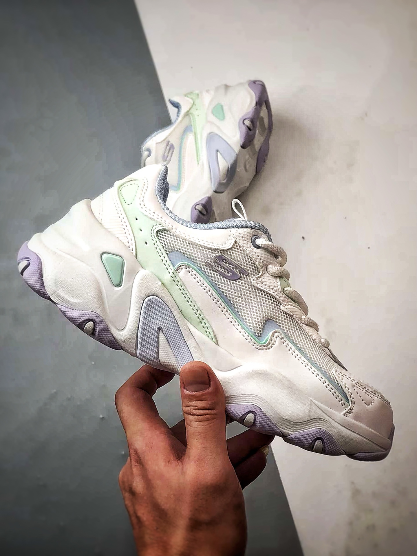 💰200 LY直供 新毒GET版本
【斯凯奇】Skechers/斯凯奇 D'Lites 清新紫绿
糯米熊复古舒适休闲老爹鞋
以90年代复古跑鞋为灵感，厚底轮廓+流畅线条，搭配撞色拼接设计。复古与科技碰撞，舒适与潮流并存。独家轻量缓震中底，搭配记忆棉鞋垫，踩云般柔软体验。网面材质透气不闷脚。🔥明星同款，人气爆款。
货号：150524-WMLT
尺码：35.5 36 36.5 37 37.5 38 38.5 39