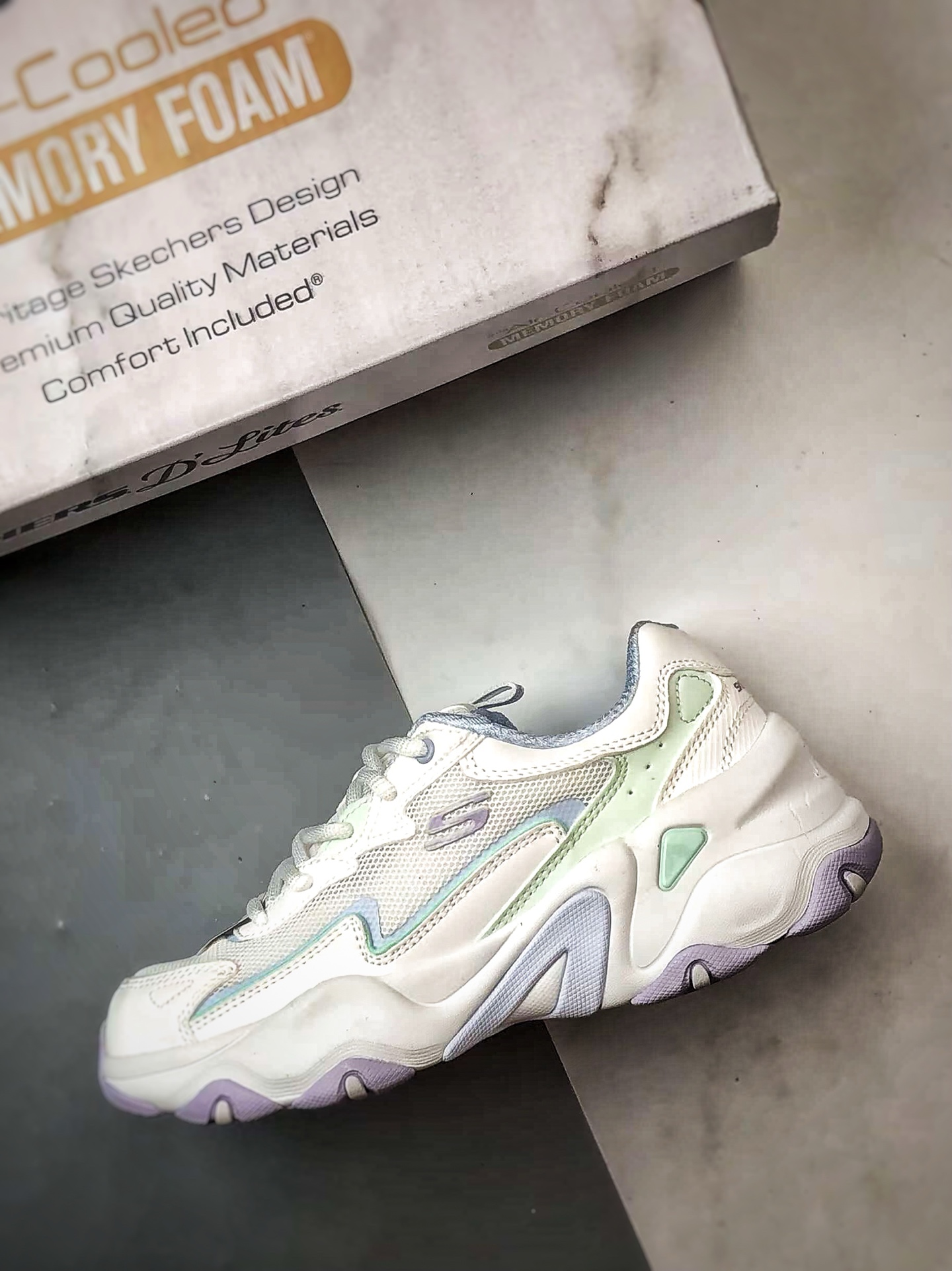 💰200 LY直供 新毒GET版本
【斯凯奇】Skechers/斯凯奇 D'Lites 清新紫绿
糯米熊复古舒适休闲老爹鞋
以90年代复古跑鞋为灵感，厚底轮廓+流畅线条，搭配撞色拼接设计。复古与科技碰撞，舒适与潮流并存。独家轻量缓震中底，搭配记忆棉鞋垫，踩云般柔软体验。网面材质透气不闷脚。🔥明星同款，人气爆款。
货号：150524-WMLT
尺码：35.5 36 36.5 37 37.5 38 38.5 39