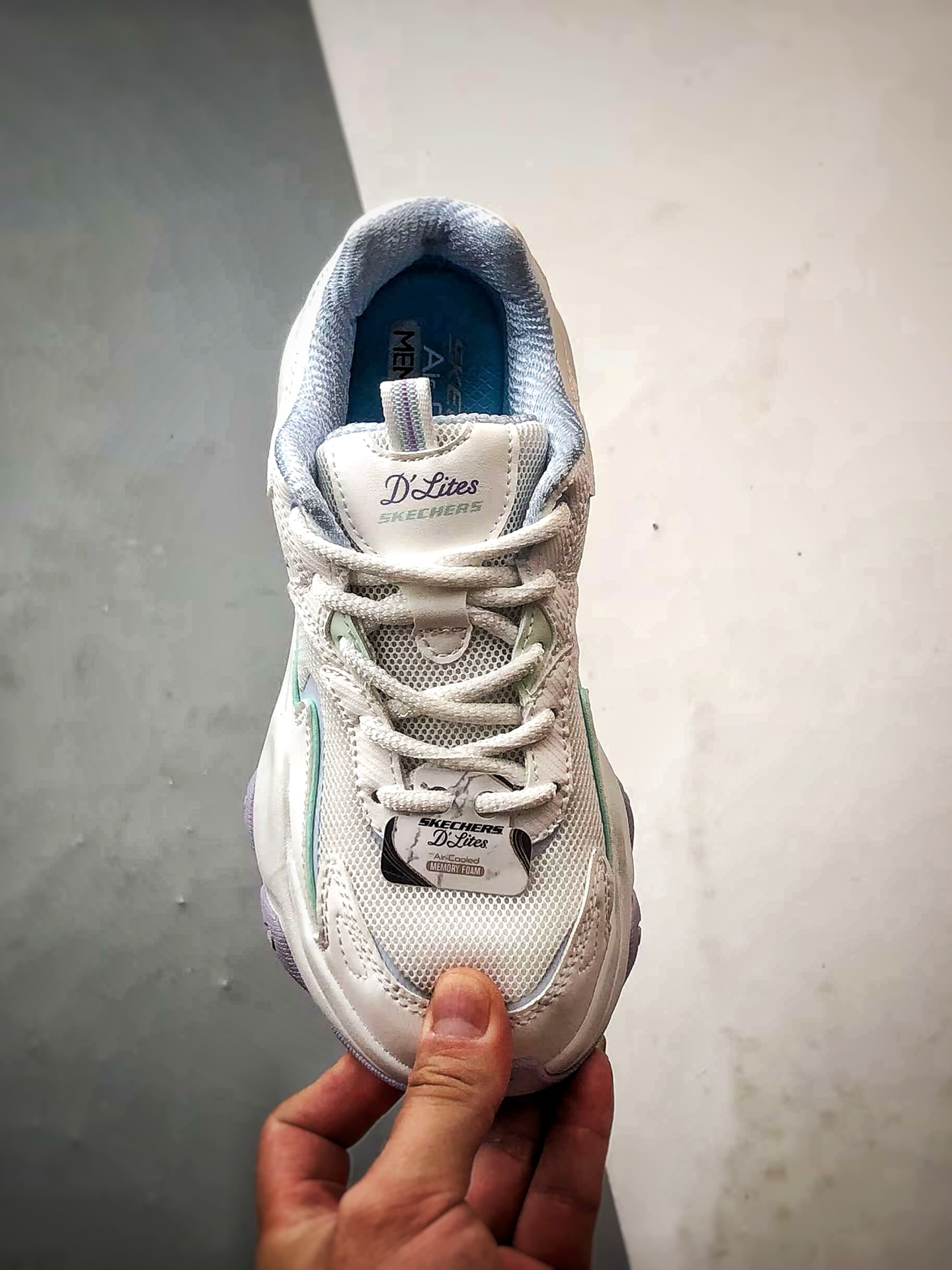 💰200 LY直供 新毒GET版本
【斯凯奇】Skechers/斯凯奇 D'Lites 清新紫绿
糯米熊复古舒适休闲老爹鞋
以90年代复古跑鞋为灵感，厚底轮廓+流畅线条，搭配撞色拼接设计。复古与科技碰撞，舒适与潮流并存。独家轻量缓震中底，搭配记忆棉鞋垫，踩云般柔软体验。网面材质透气不闷脚。🔥明星同款，人气爆款。
货号：150524-WMLT
尺码：35.5 36 36.5 37 37.5 38 38.5 39