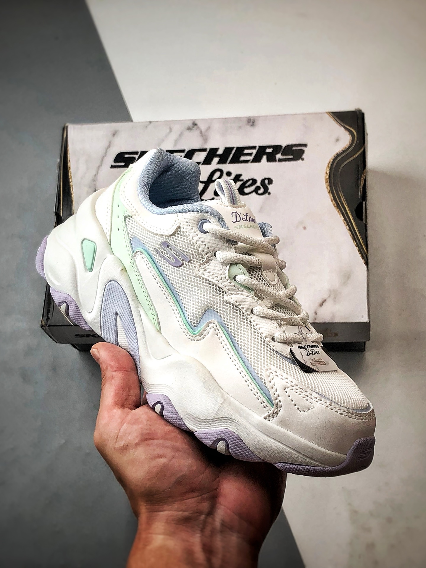 💰200 LY直供 新毒GET版本
【斯凯奇】Skechers/斯凯奇 D'Lites 清新紫绿
糯米熊复古舒适休闲老爹鞋
以90年代复古跑鞋为灵感，厚底轮廓+流畅线条，搭配撞色拼接设计。复古与科技碰撞，舒适与潮流并存。独家轻量缓震中底，搭配记忆棉鞋垫，踩云般柔软体验。网面材质透气不闷脚。🔥明星同款，人气爆款。
货号：150524-WMLT
尺码：35.5 36 36.5 37 37.5 38 38.5 39