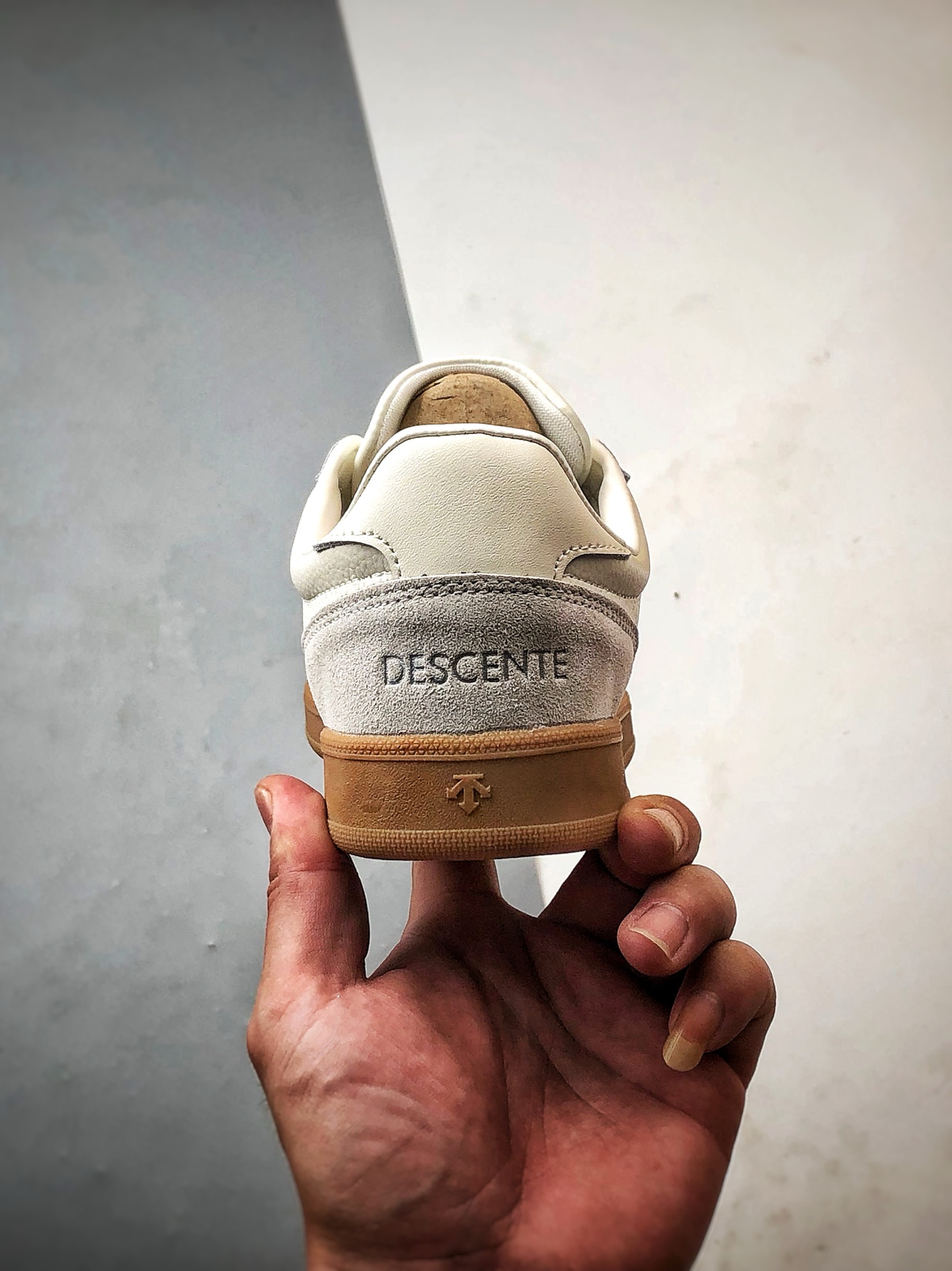 230 迪桑特Descente Court SB系列 米白 复古拼接生活休闲德训鞋  D5291LSN53-WT