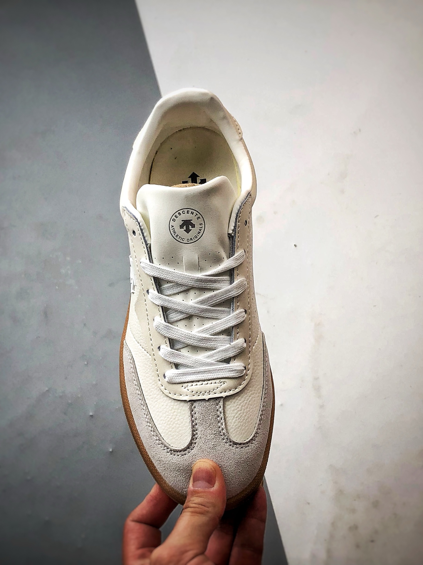 230 迪桑特Descente Court SB系列 米白 复古拼接生活休闲德训鞋  D5291LSN53-WT