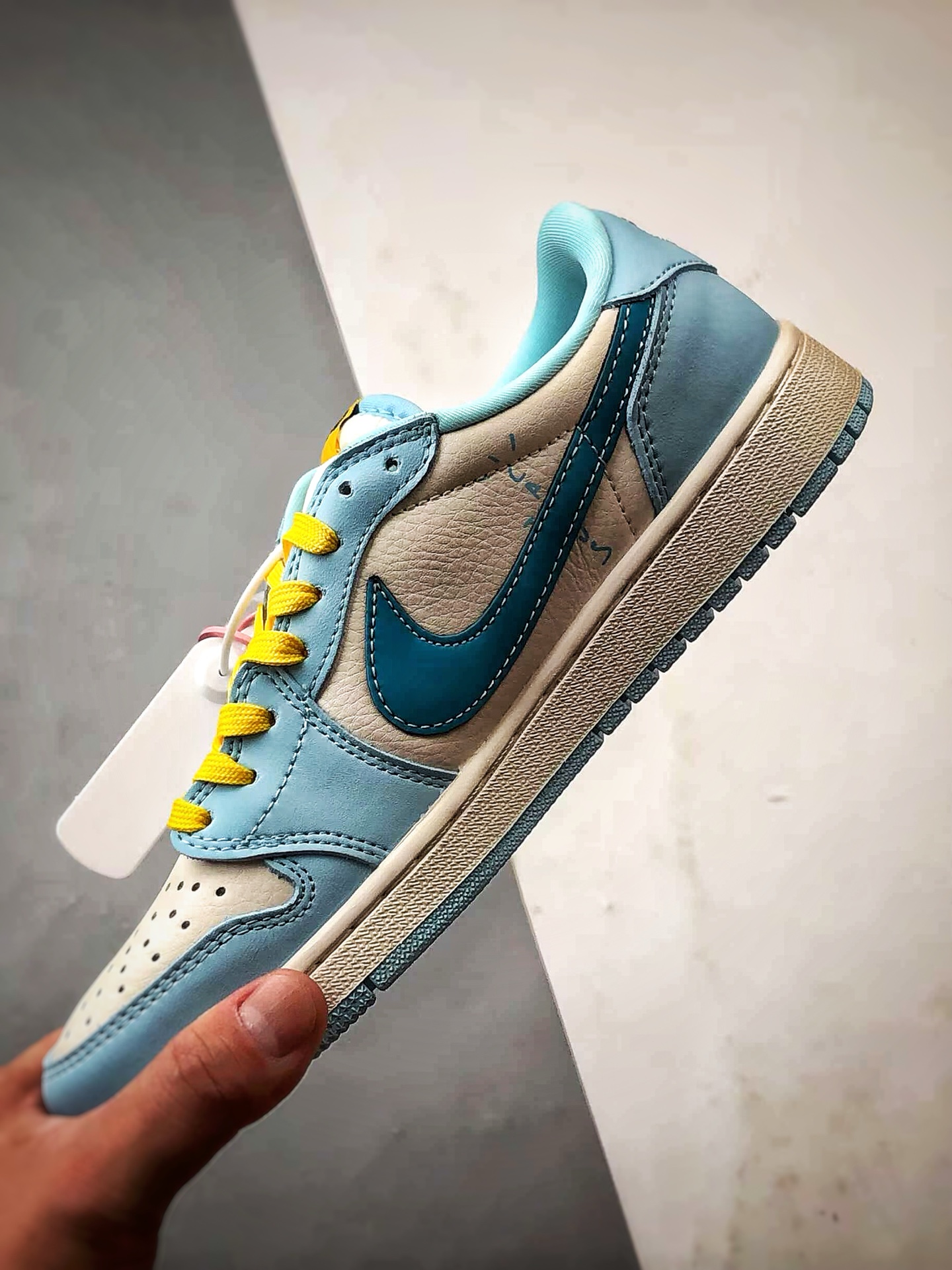 Air Jordan 1 Low ”高端定制” 拉布布涂鸦白蓝倒钩 LD2028-054