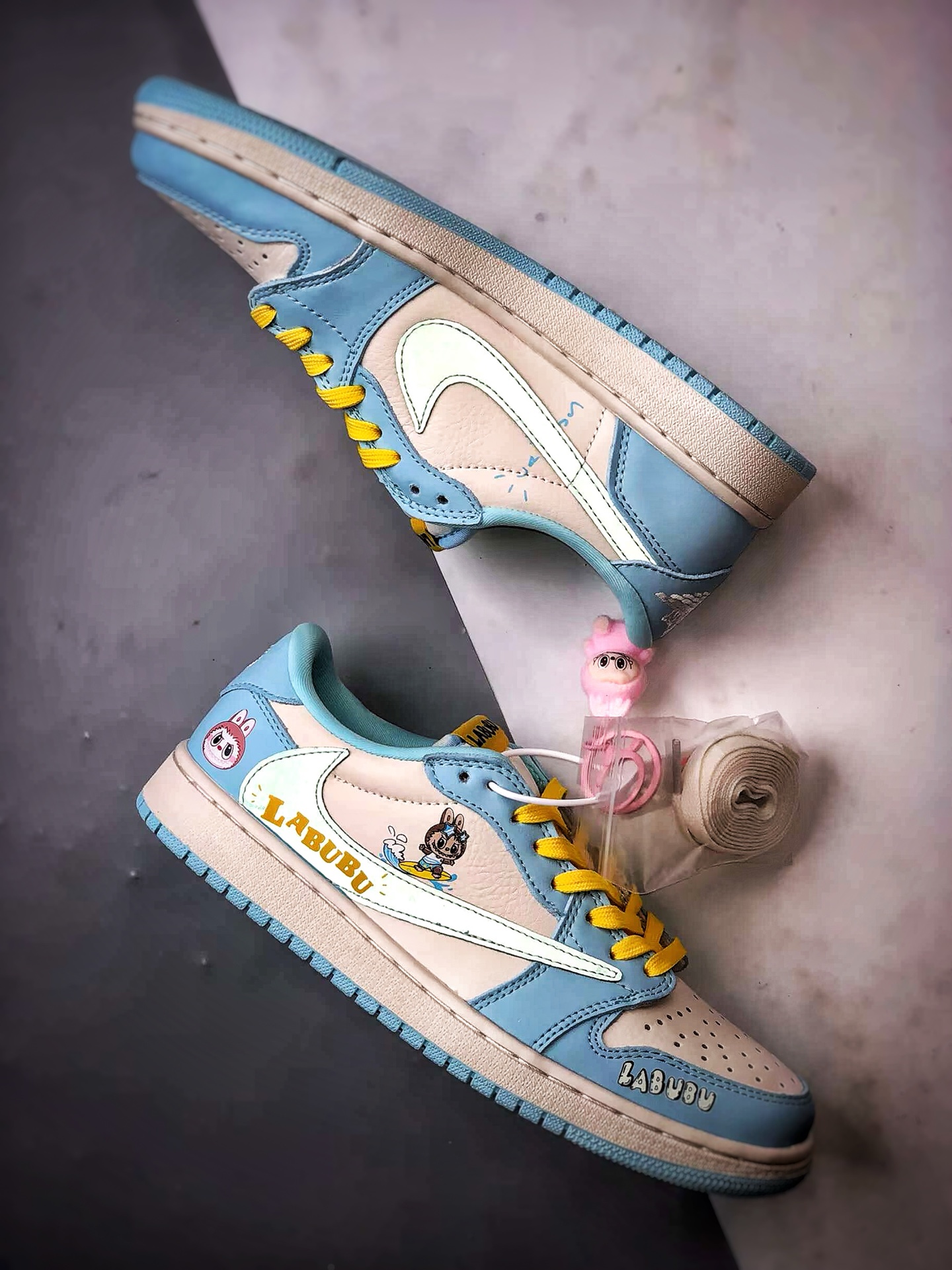 Air Jordan 1 Low ”高端定制” 拉布布涂鸦白蓝倒钩 LD2028-054