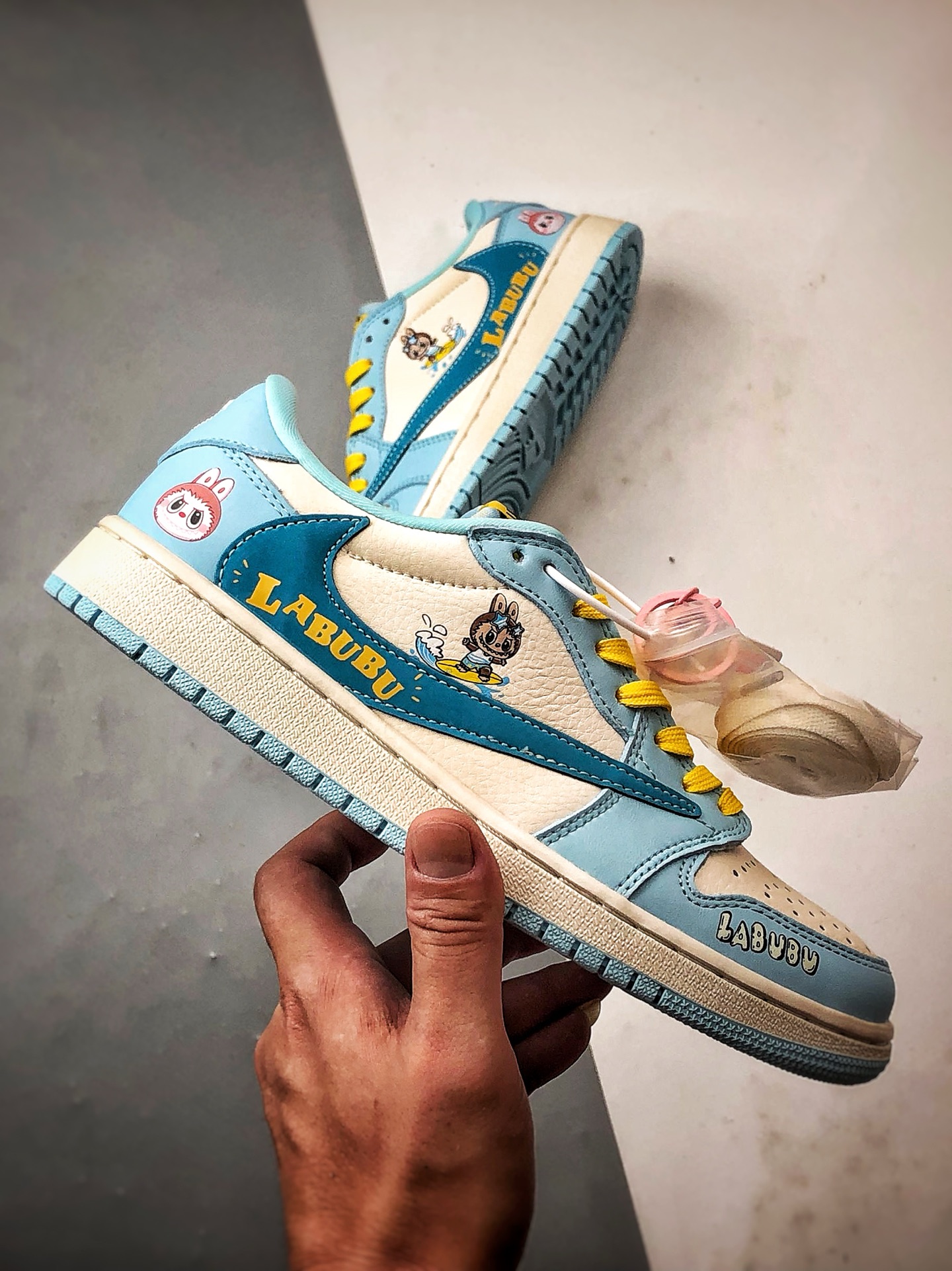 Air Jordan 1 Low ”高端定制” 拉布布涂鸦白蓝倒钩 LD2028-054