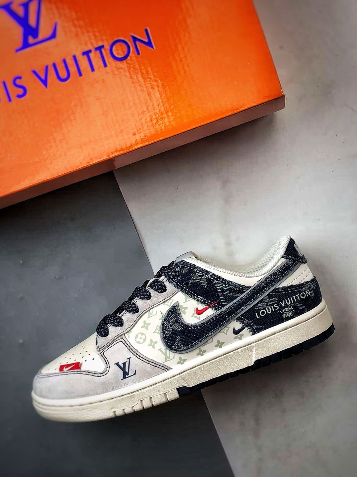 NK Dunk Low Retro ”DIY高端定制” LV老花牛仔灰蓝拼接 低帮休闲运动板鞋 YX5066-381