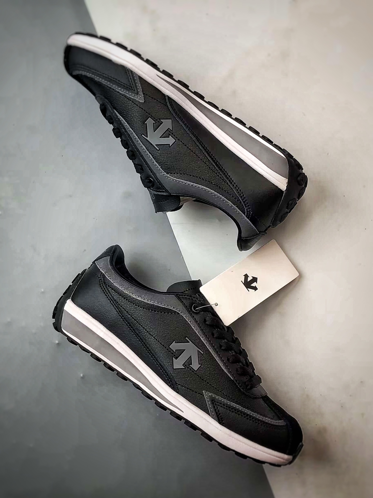 Descente CrRacer 黑色 迪桑特舒适运动休闲板鞋