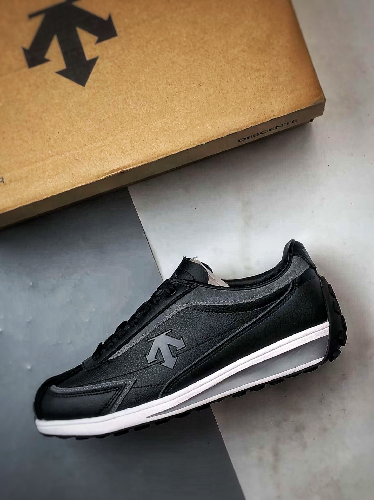 Descente CrRacer 黑色 迪桑特舒适运动休闲板鞋