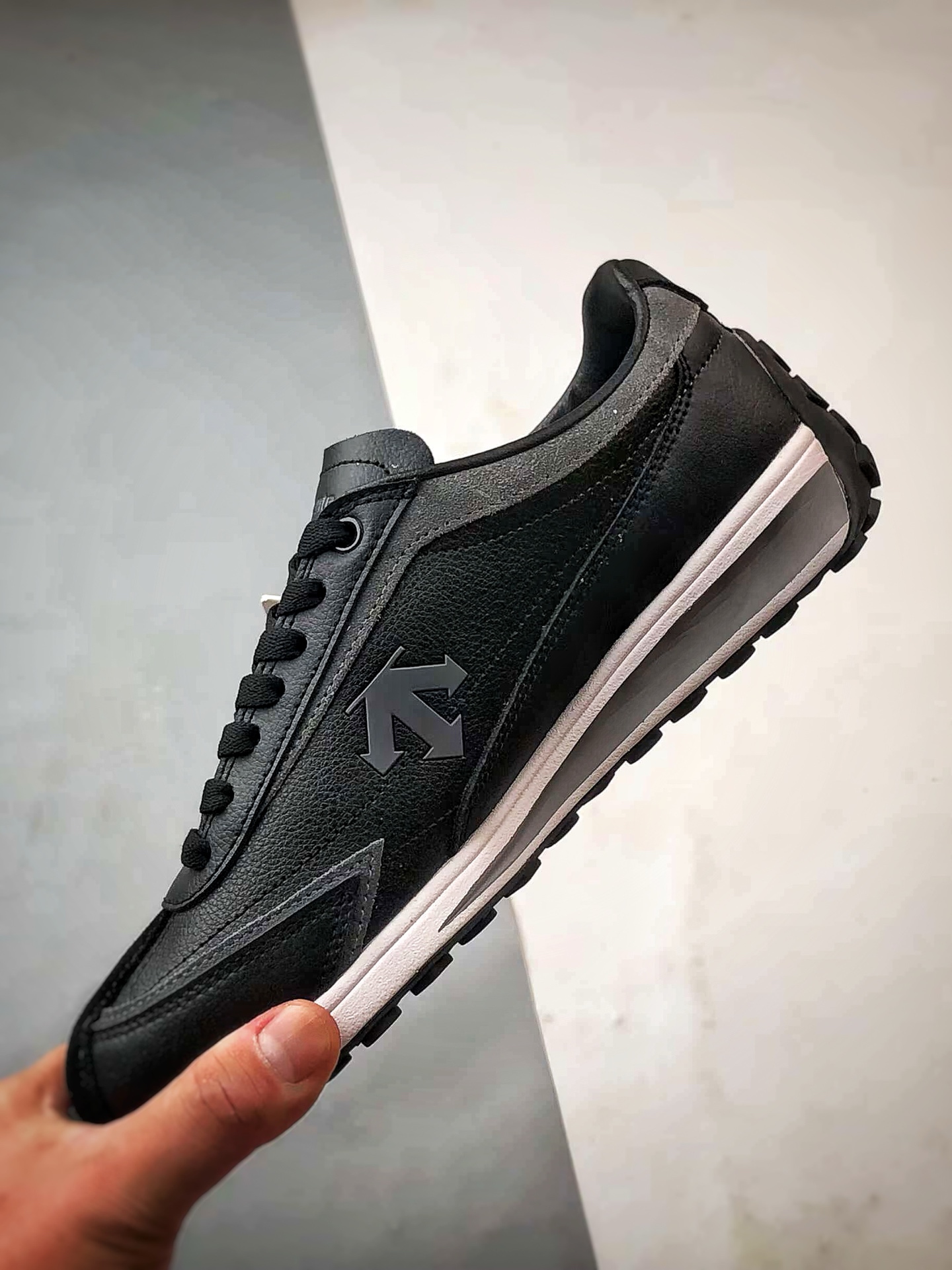Descente CrRacer 黑色 迪桑特舒适运动休闲板鞋