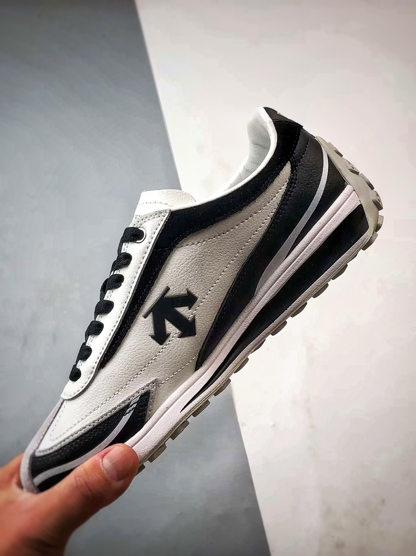 Descente CrRacer 黑白 迪桑特舒适运动休闲板鞋