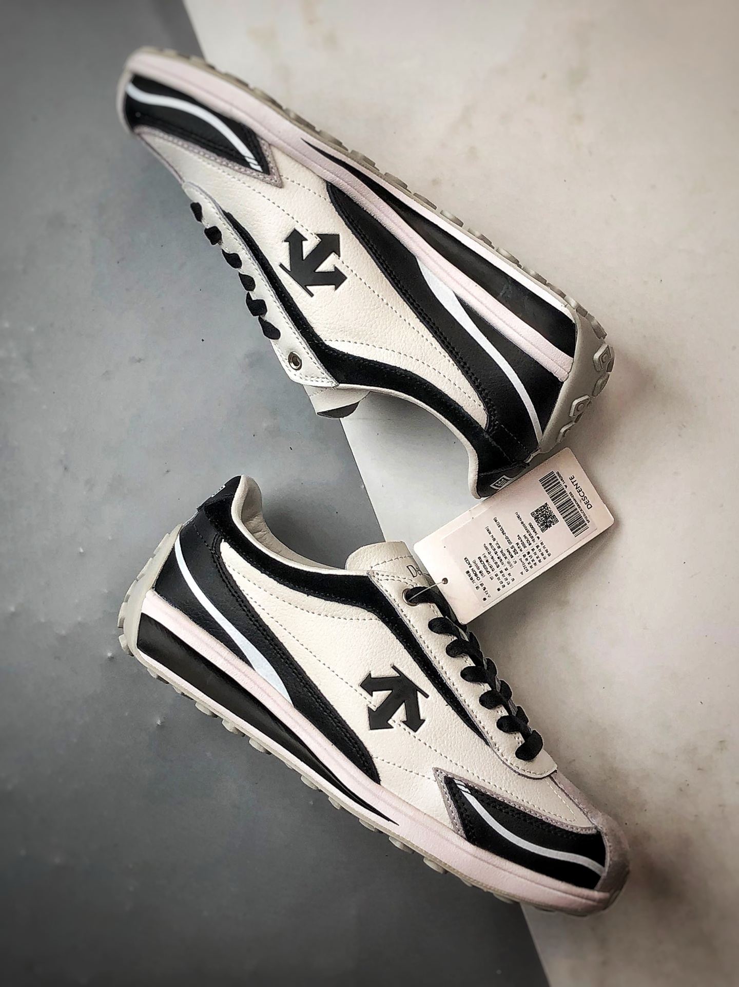 Descente CrRacer 黑白 迪桑特舒适运动休闲板鞋