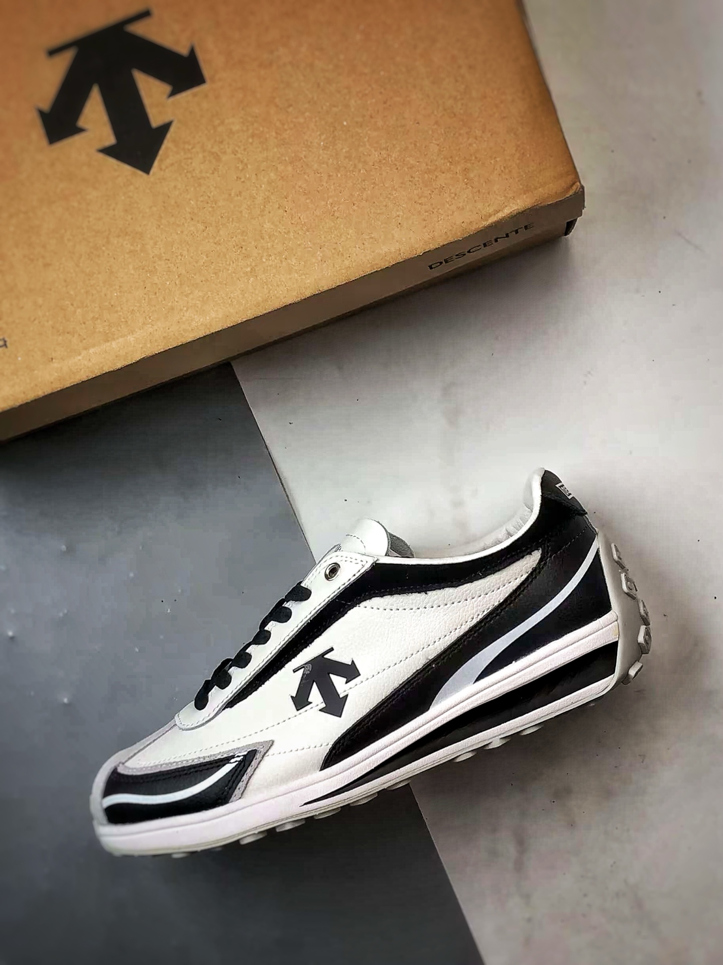 Descente CrRacer 黑白 迪桑特舒适运动休闲板鞋