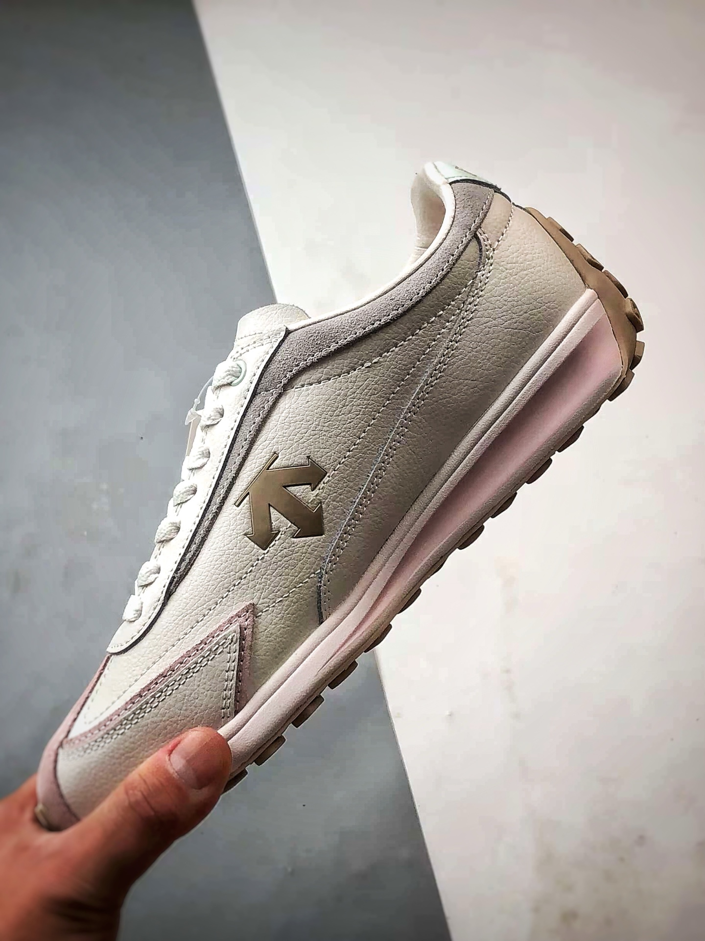 Descente CrRacer 米白粉 迪桑特舒适运动休闲板鞋