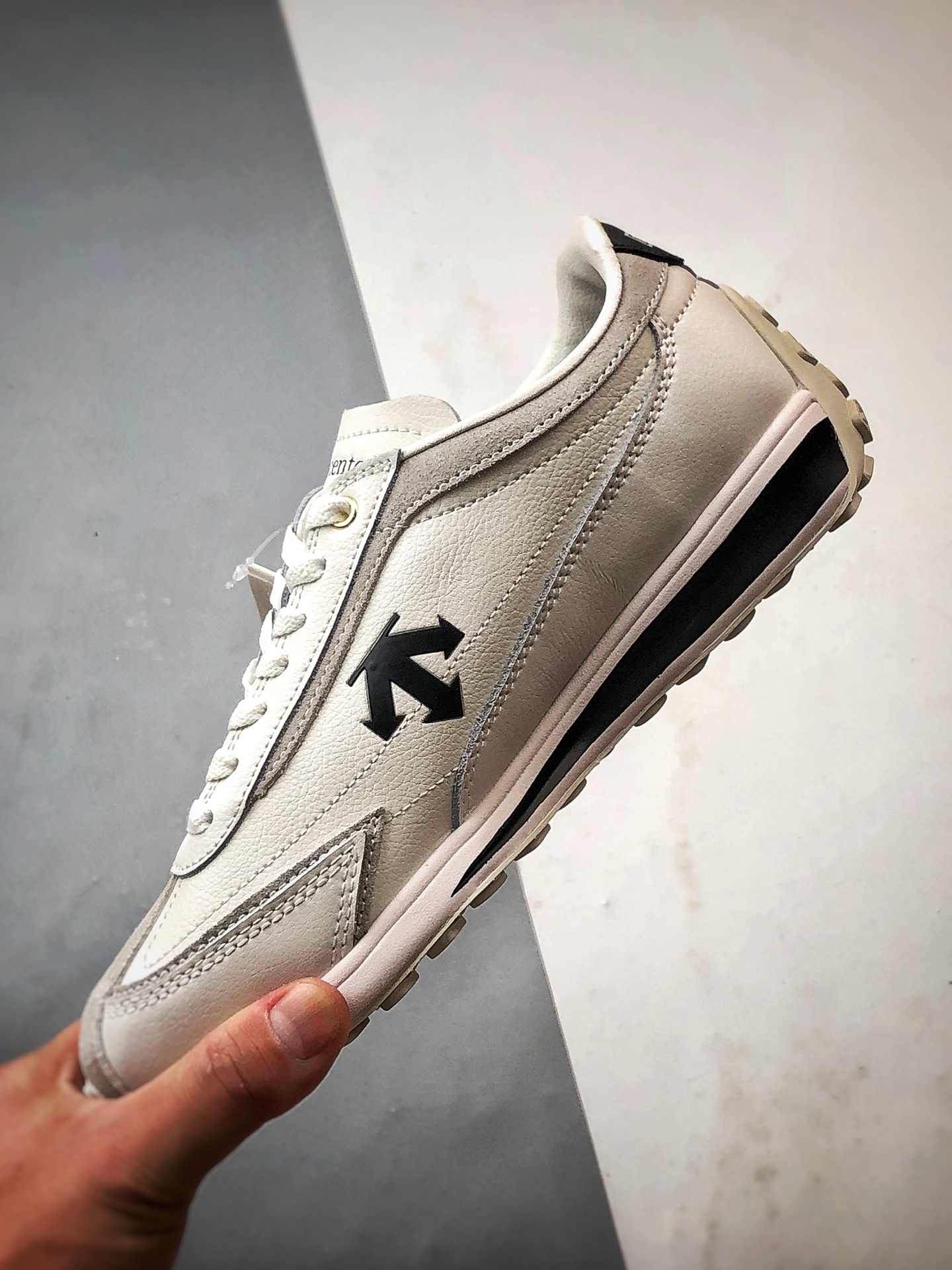 Descente CrRacer 米白黑 迪桑特舒适运动休闲板鞋