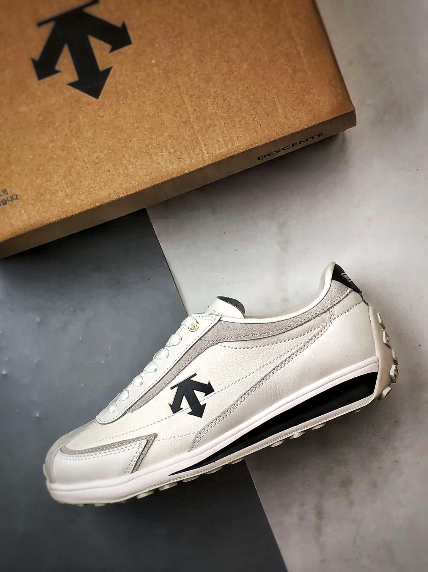 Descente CrRacer 米白黑 迪桑特舒适运动休闲板鞋