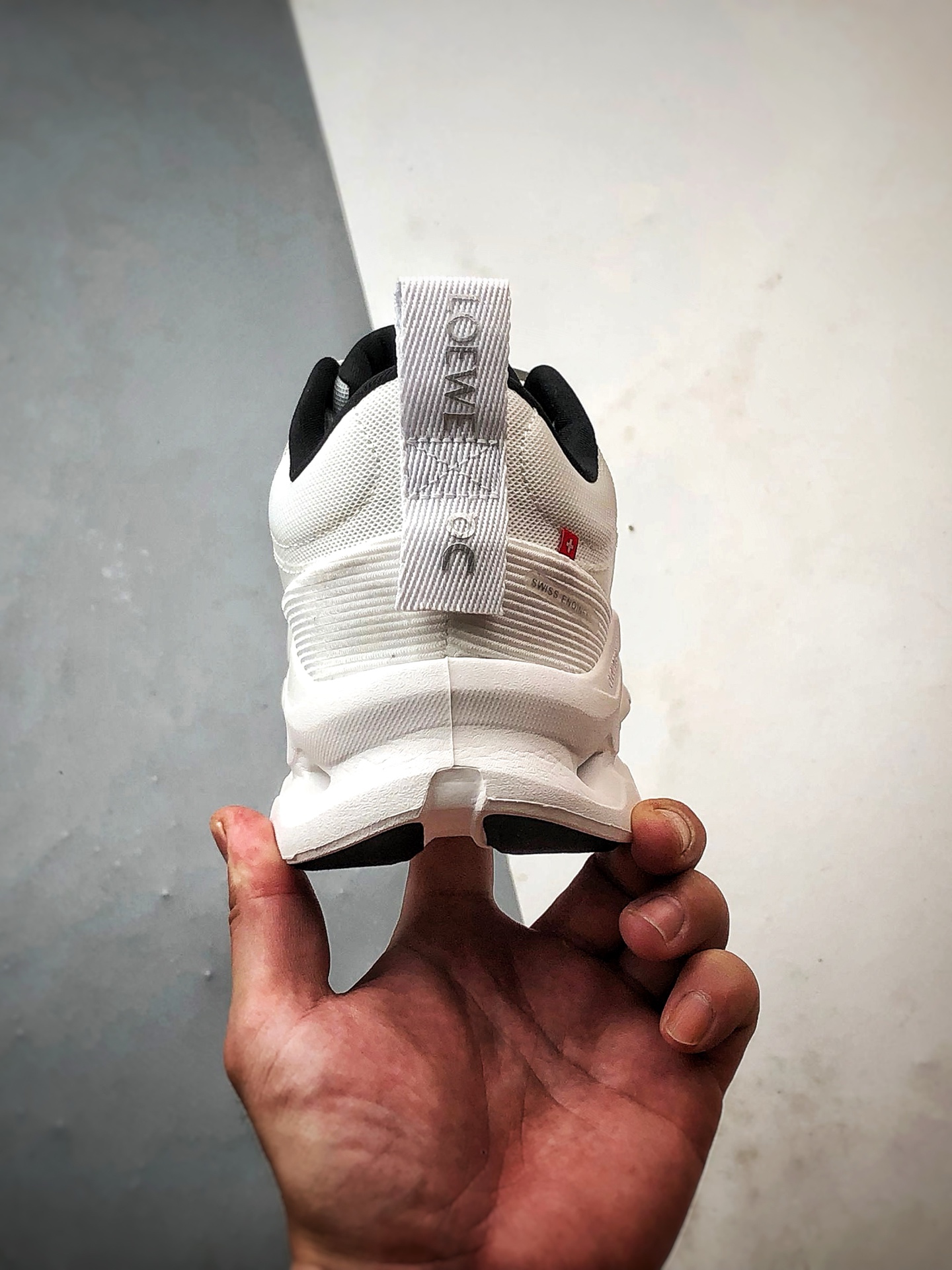 Loewe x On昂跑 Cloudtilt 2.0 白色 罗意威联名轻便低帮跑步鞋