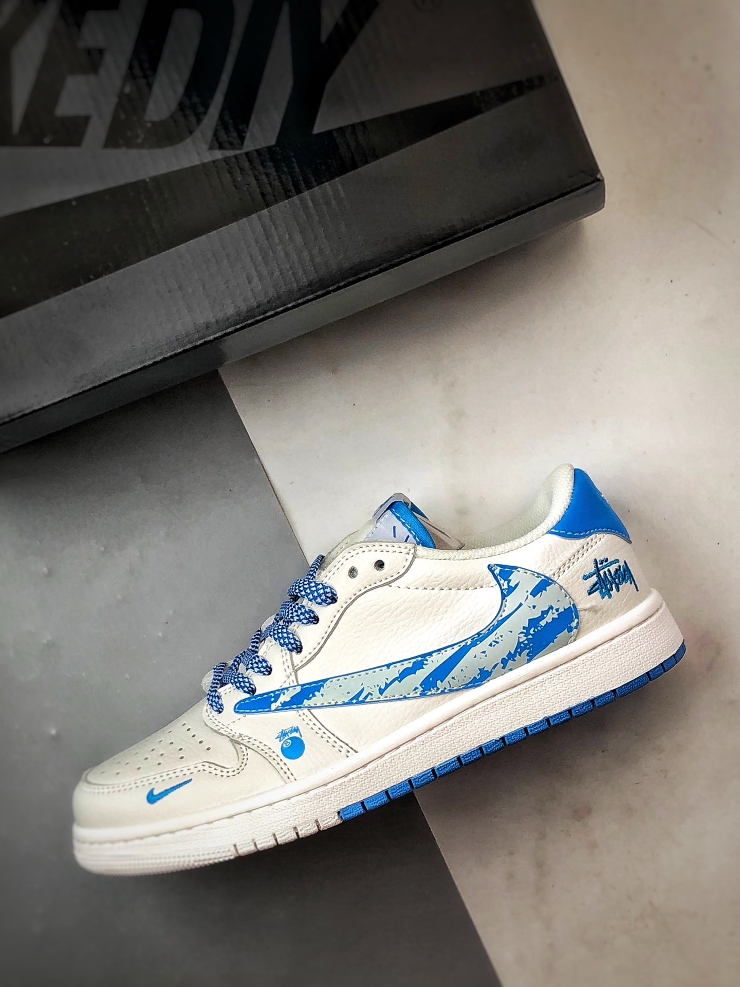Air Jordan 1 Low ”高端定制” 斯图西白蓝渲染倒钩 DZ5899-007