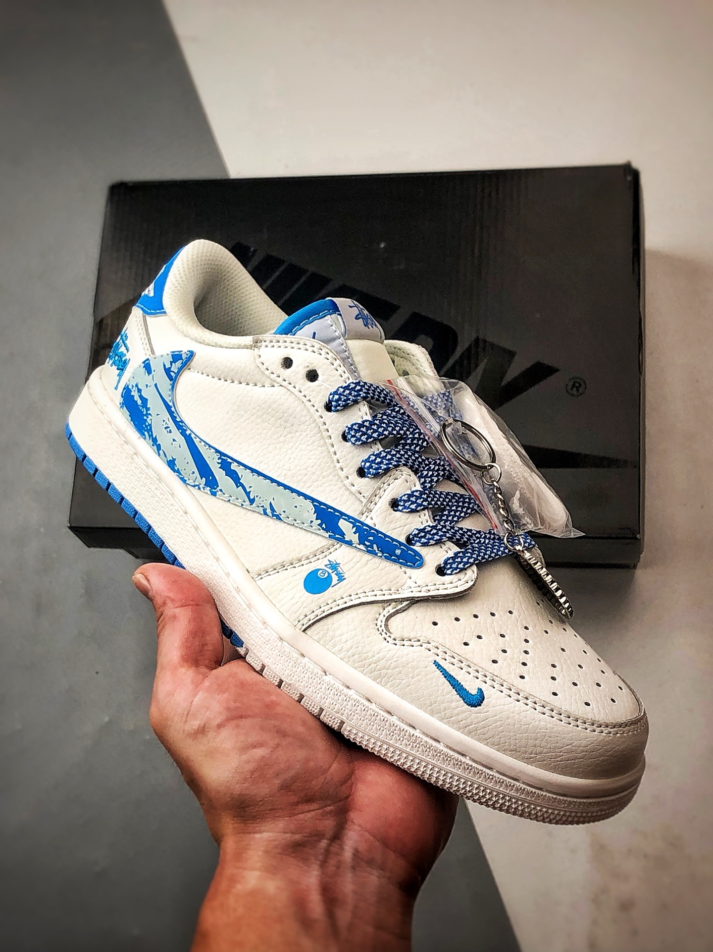 Air Jordan 1 Low ”高端定制” 斯图西白蓝渲染倒钩 DZ5899-007