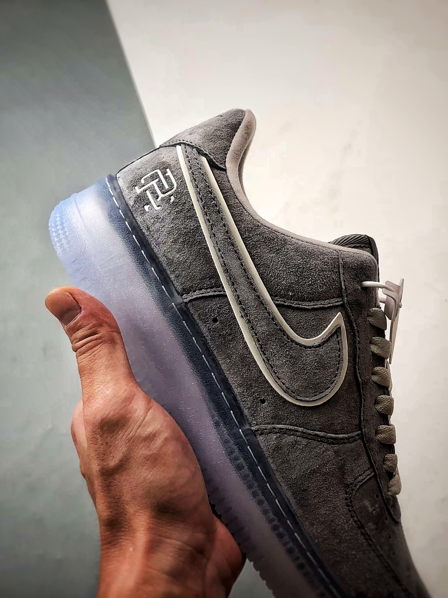 240 卫冕冠军 x Air Force 1 Low 麂皮灰 AA1117-199