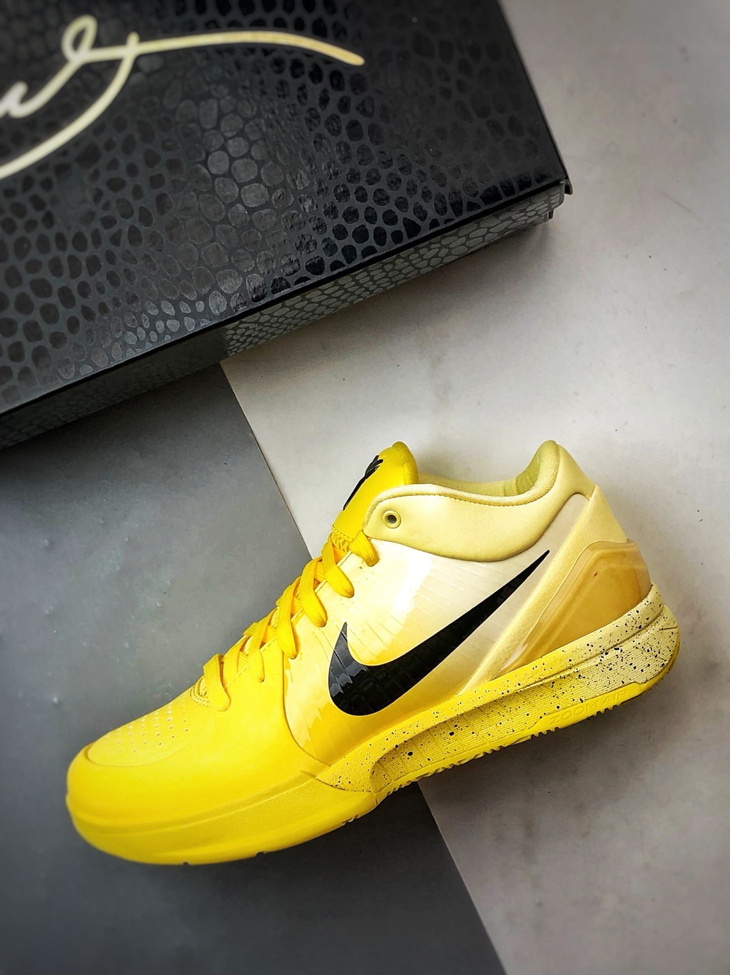 460 NK Zoom Kobe 4 Protro ”CHBL” 耐高亮黄配色 S2纯原生产线出品 IH0587-700