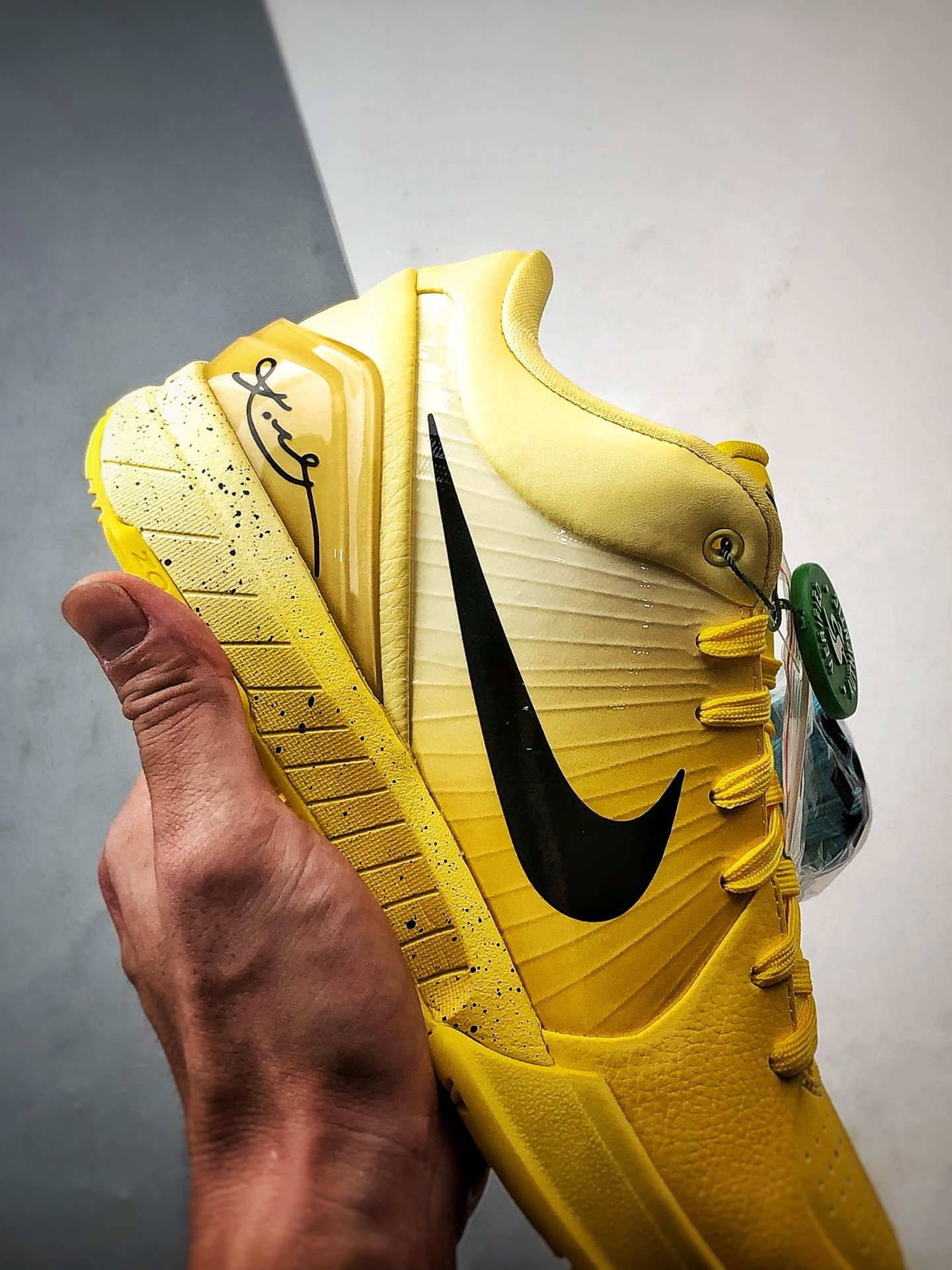 460 NK Zoom Kobe 4 Protro ”CHBL” 耐高亮黄配色 S2纯原生产线出品 IH0587-700