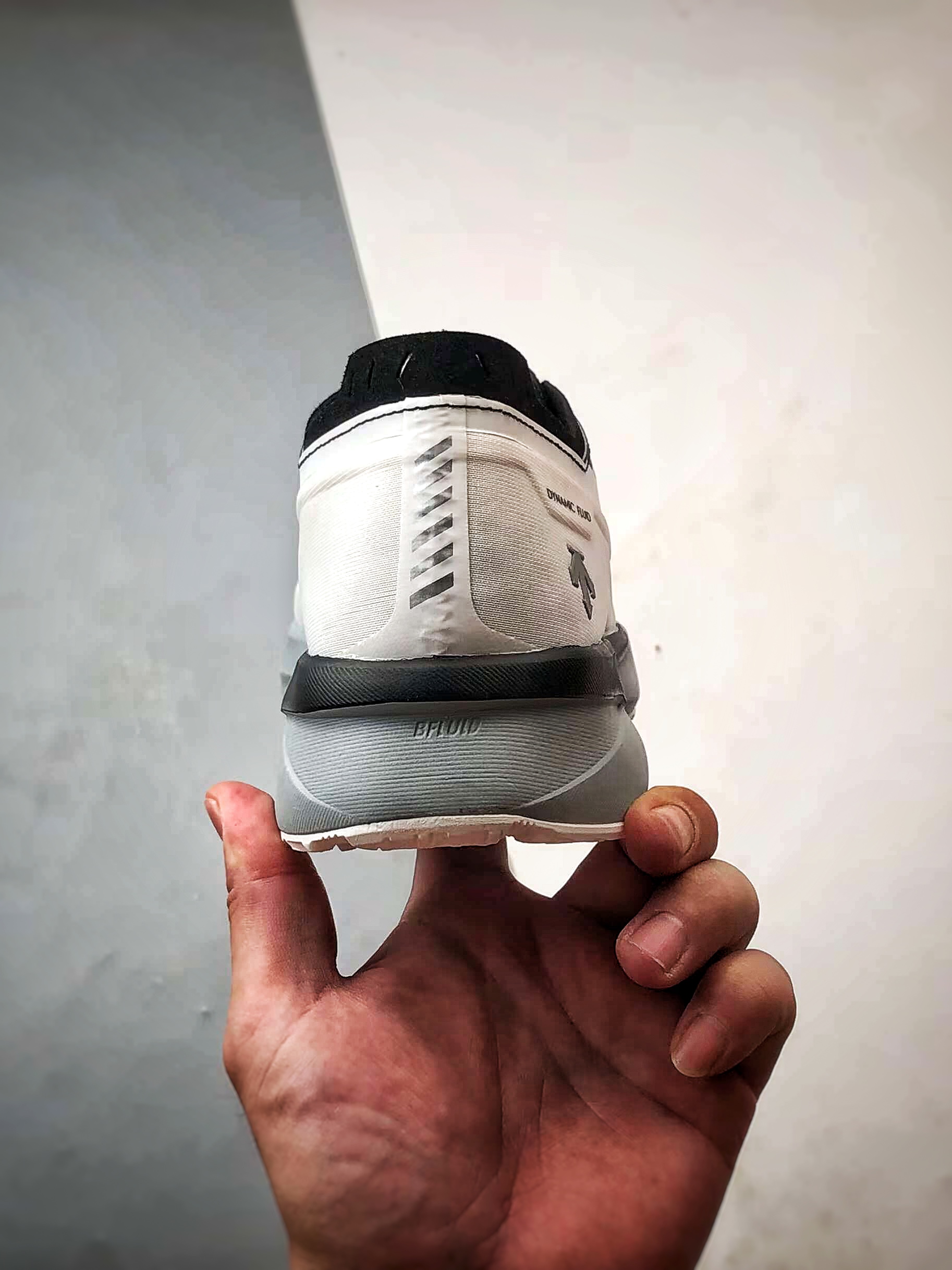 220 Descente Enerzite Fluid 2.0 Delta 白灰橙 流体学轻量低帮运动跑步鞋